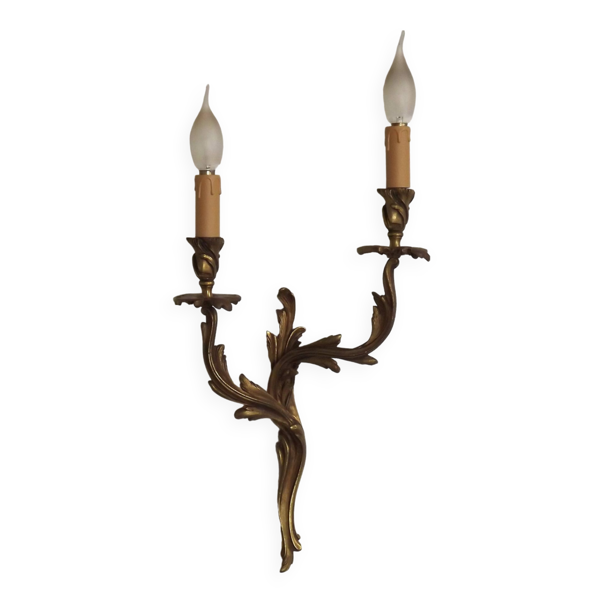 Apply two bronze wall lights decorated with acanthus leaves.