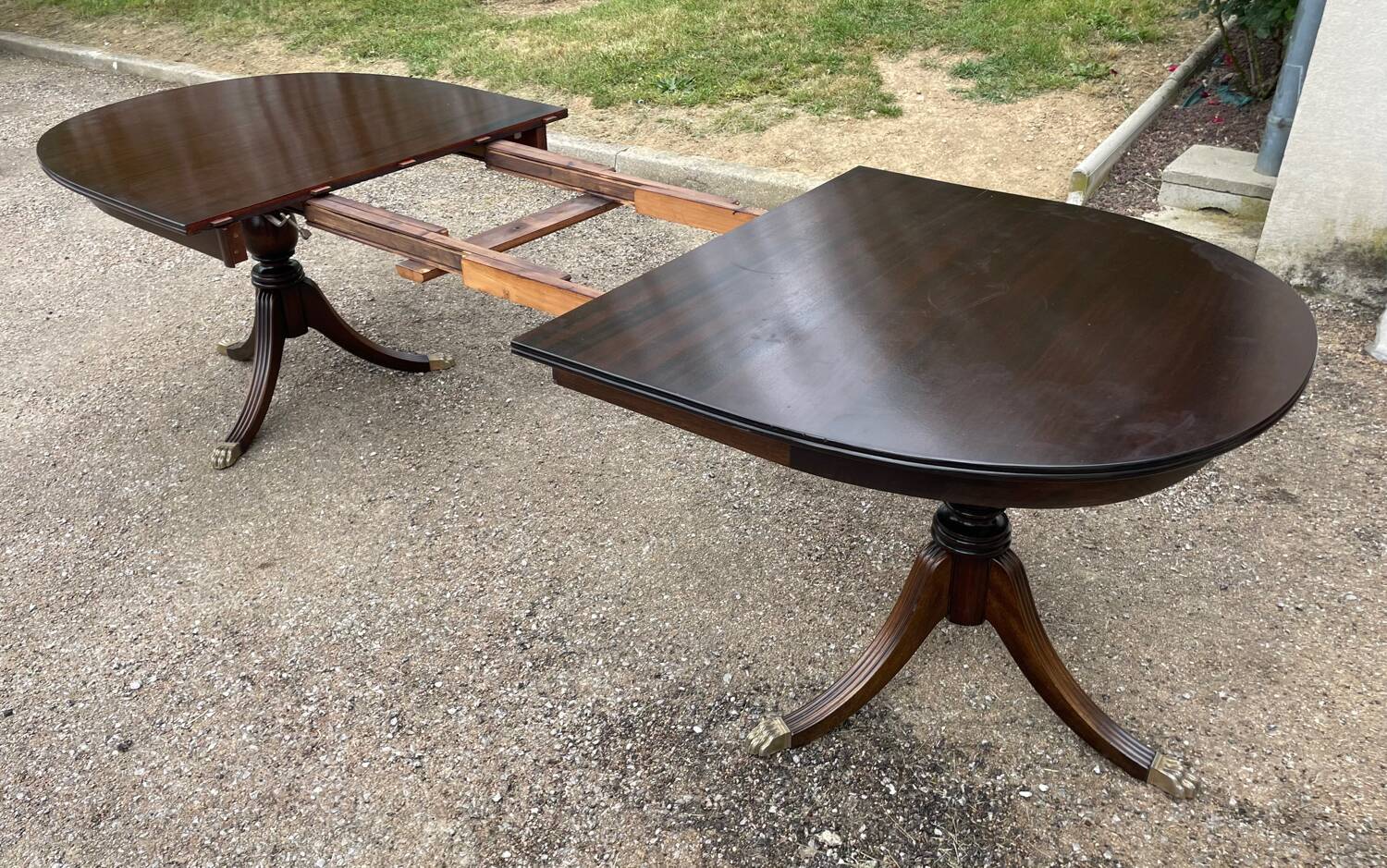 Table with two extensions and 6 mahogany chairs from the 19th century.