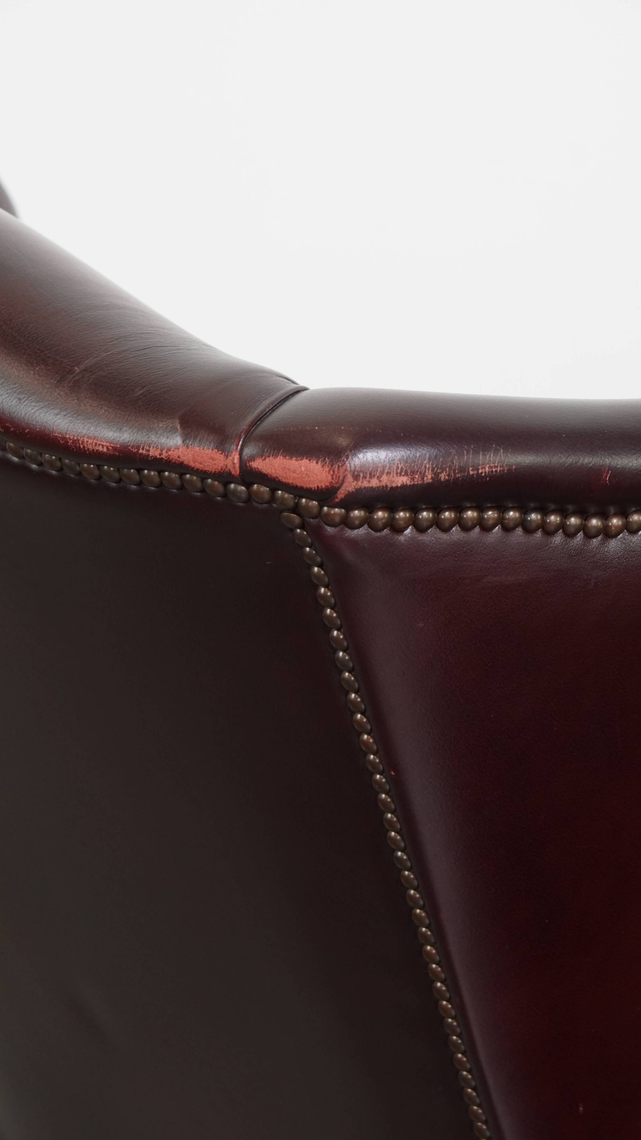 Ensemble de 2 fauteuils à oreilles en cuir de vachette + pouf de style anglais