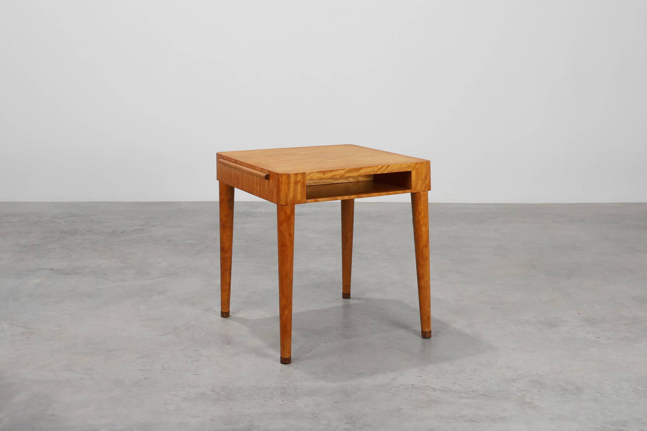 Art Deco Birch‑Veneered Side Table with Drawer, France 1920s