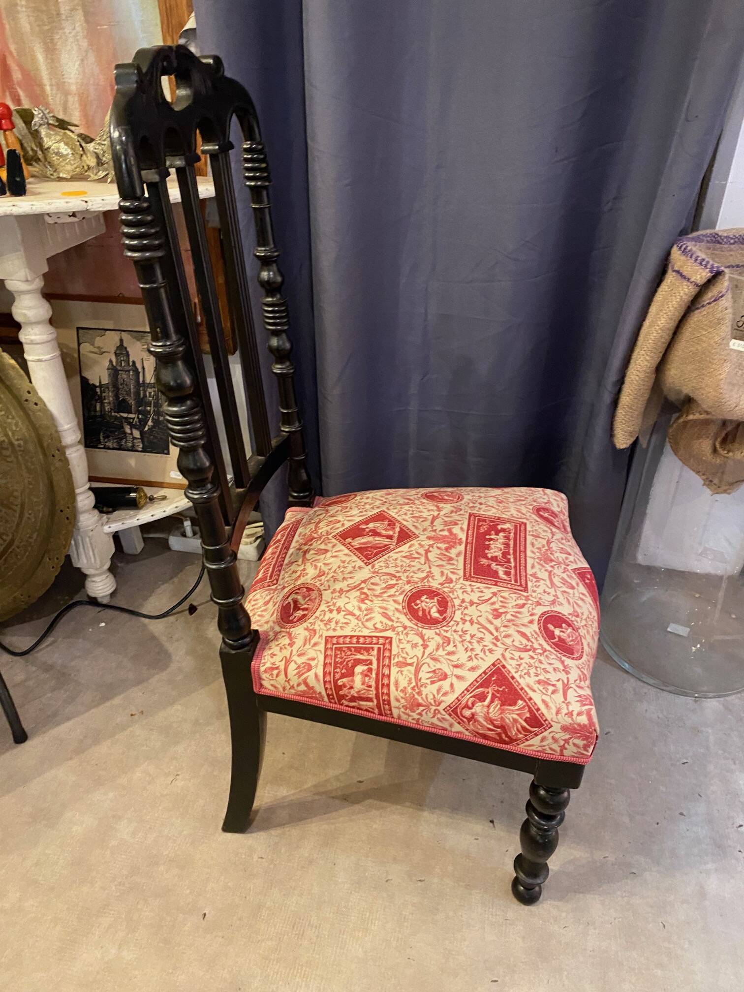 Fireplace or changing chair period 1900 in black lacquered wood and printed fabric