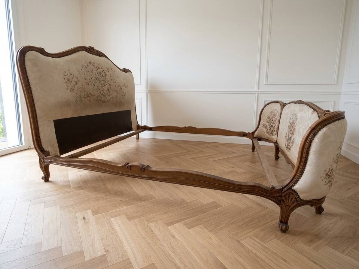 Double bed in Louis XVI style made of wood and floral fabric.