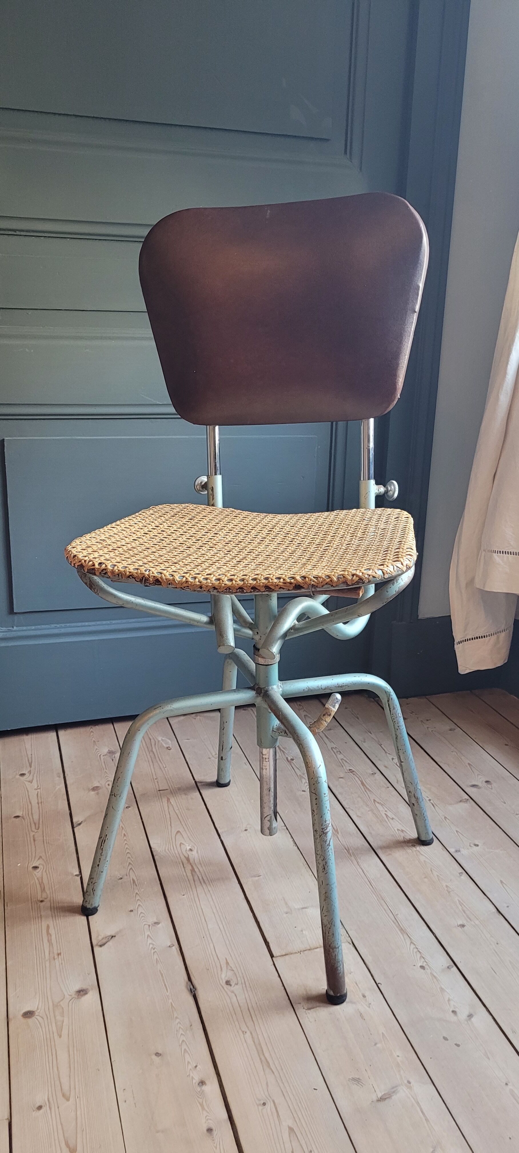 Swivel architect's chair