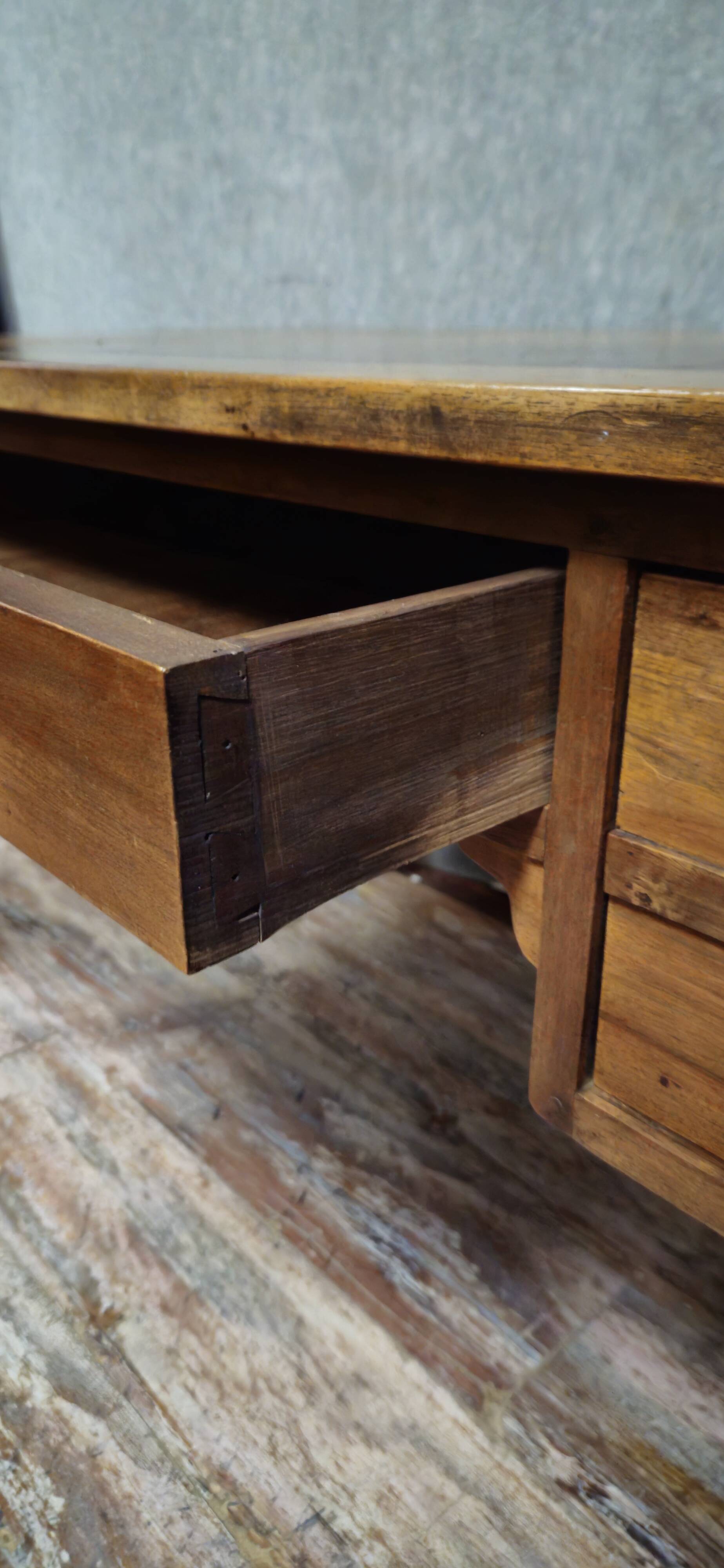 Flat desk from the Directoire period in walnut, 19th century work.