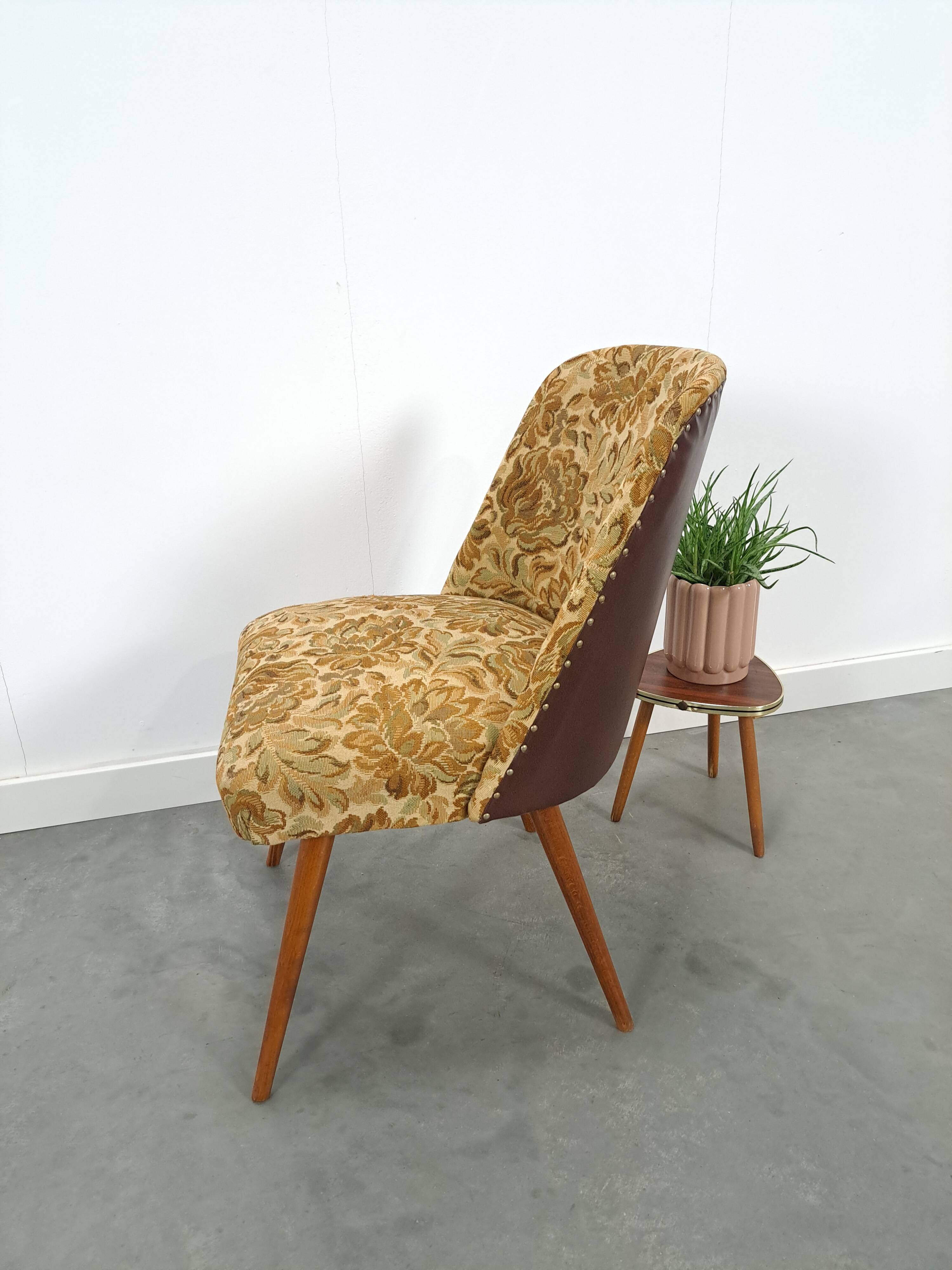Bloemen stoel met bruin kunstleder vintage