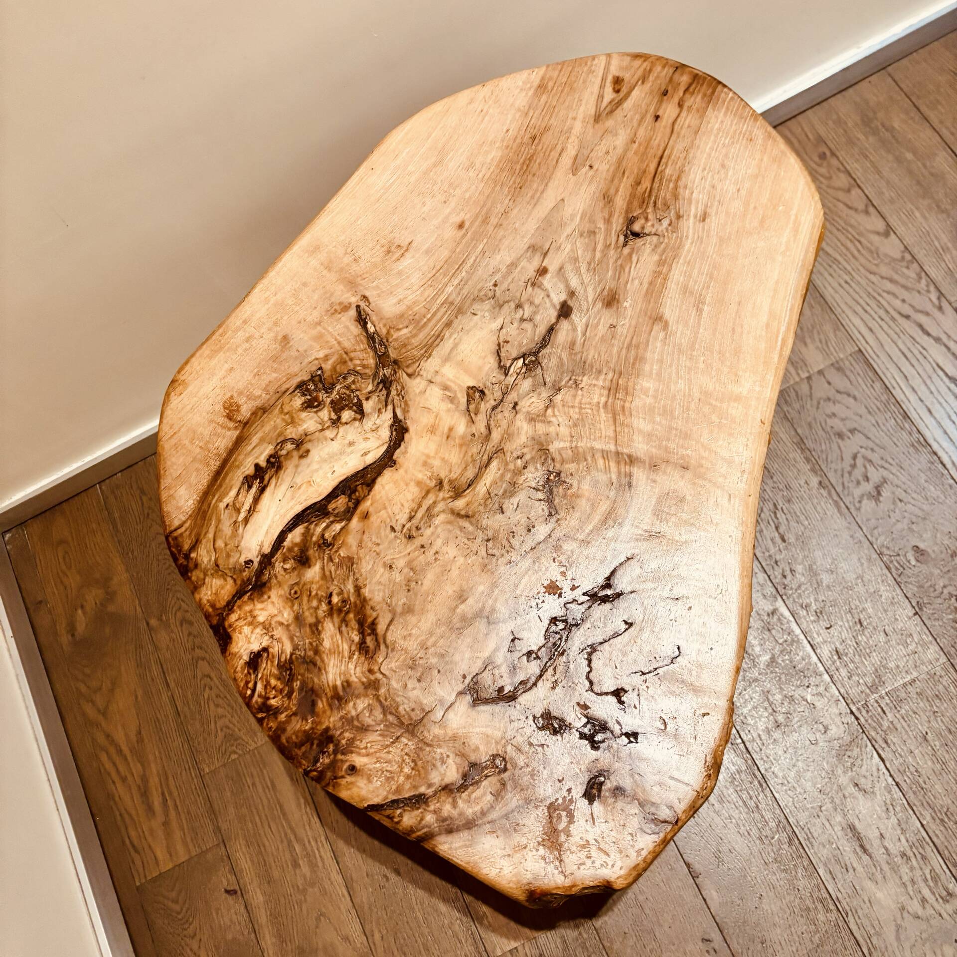 Table basse bois naturel brutaliste