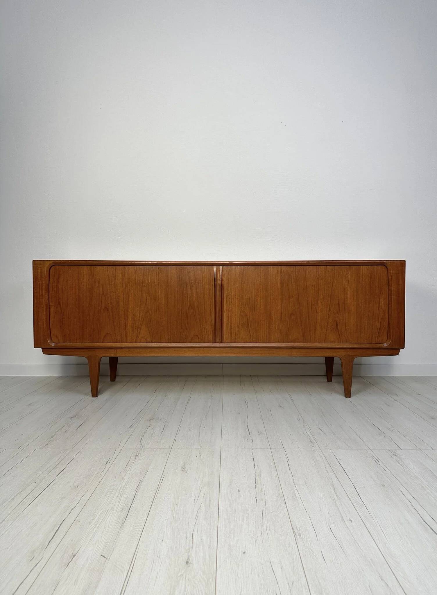 Enfilade danoise en teck par Bernhard Pedersen & Son, années 1960
