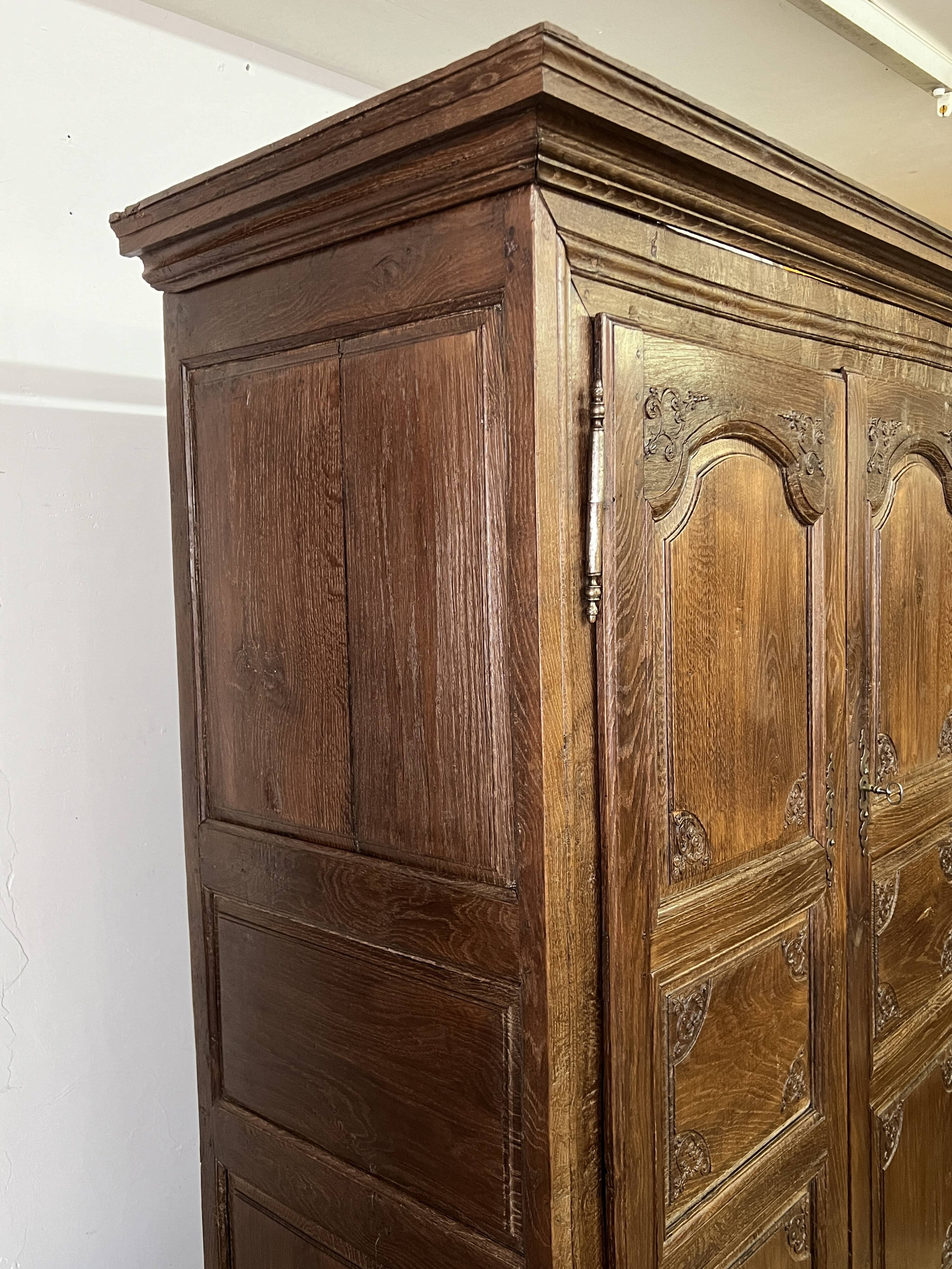 Armoire Louis XV en bois sculpté du XVIIIè siècle