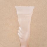 Vase en verre rose figurant une main, années 60