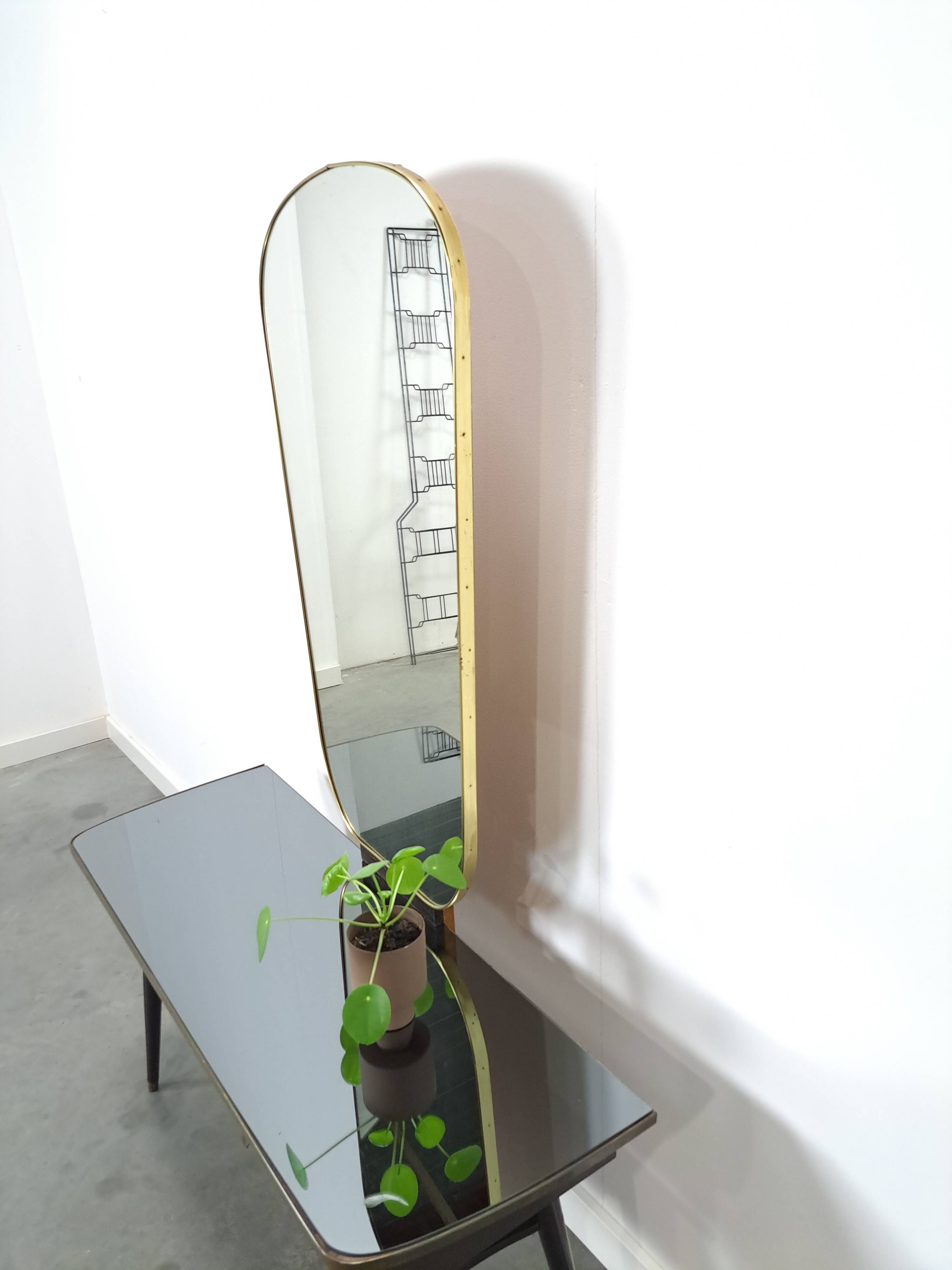 Sidetable met lades en grote spiegel met gouden rand, kaptafel