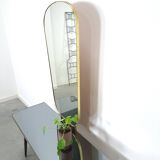 Sidetable met lades en grote spiegel met gouden rand, kaptafel