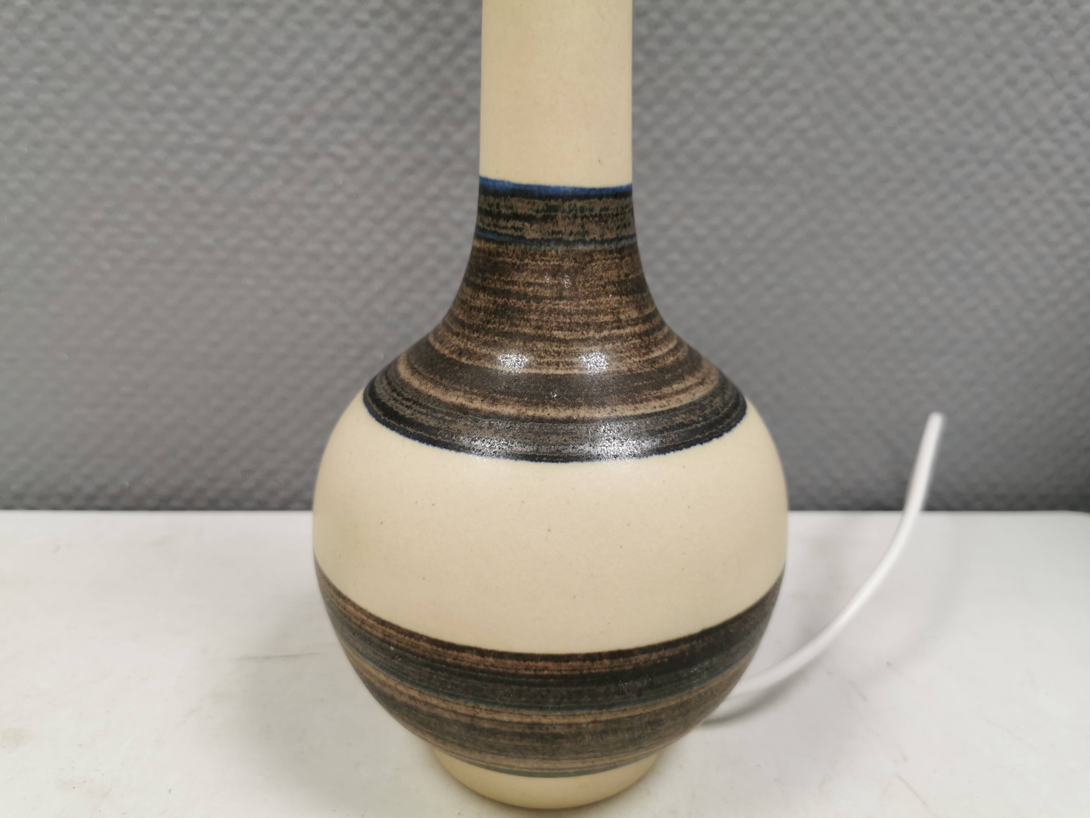 Beautiful table lamp in Ceramic, Danish and from the 1970-80s.