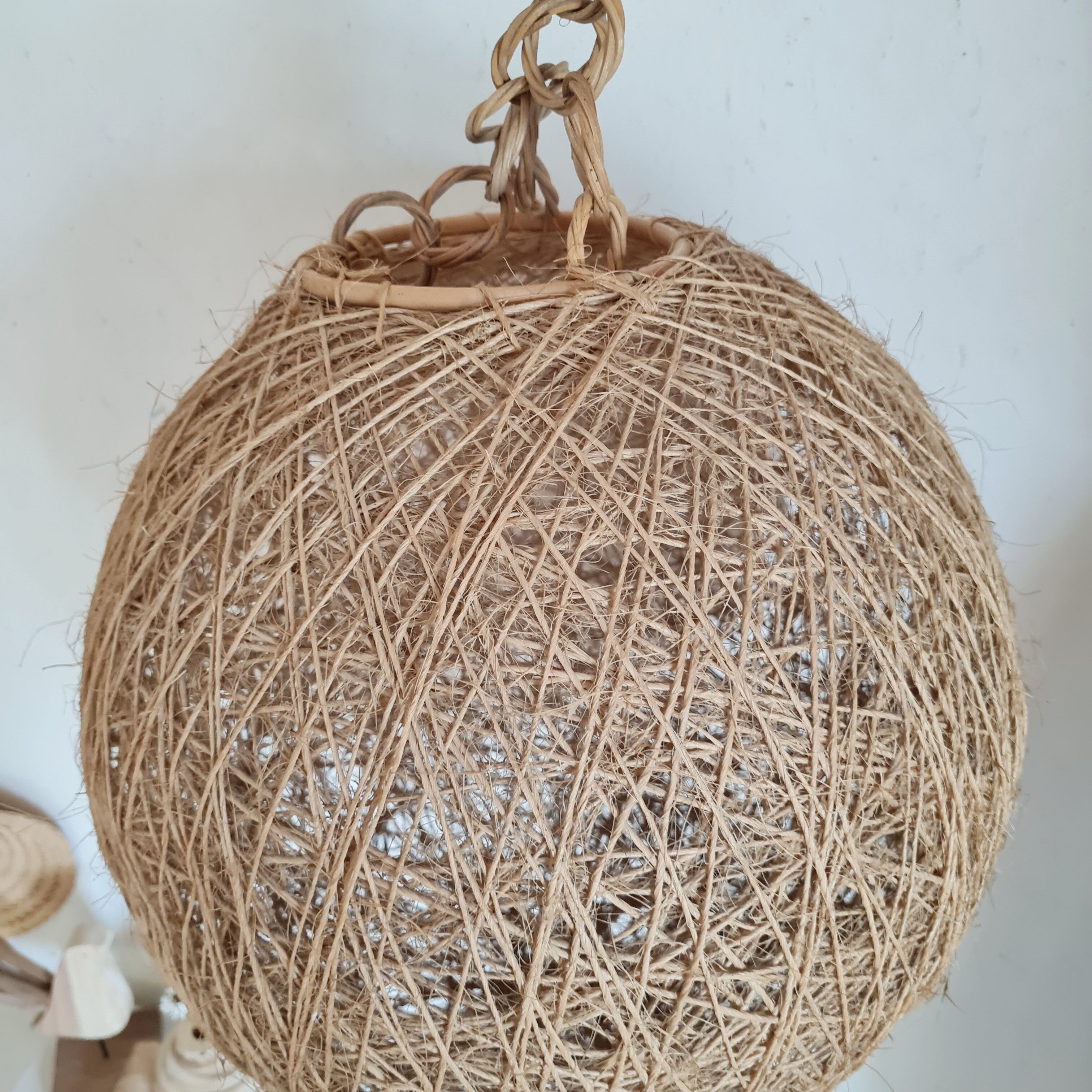 Vintage natural fiber ball suspension