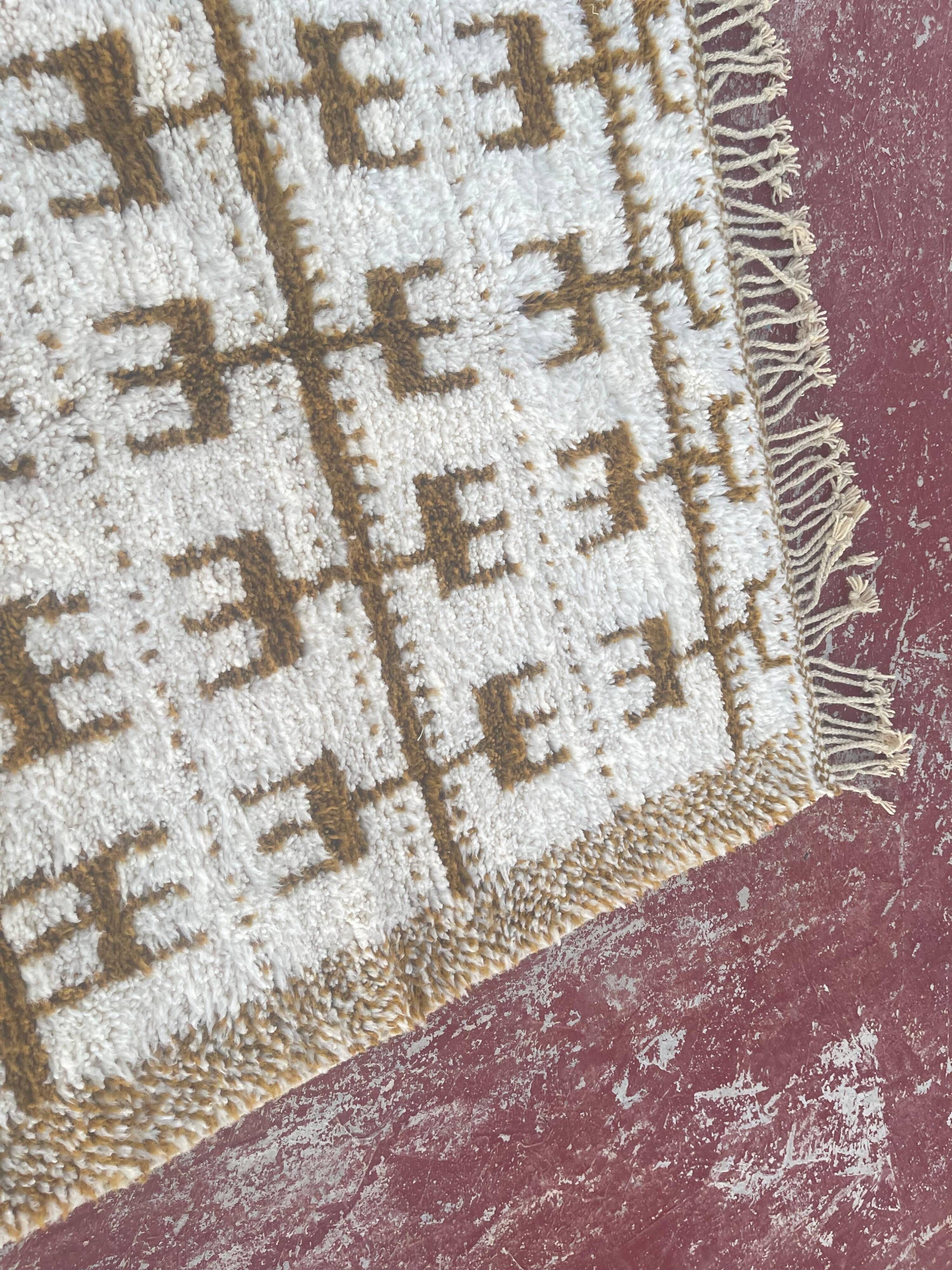 Moroccan Berber rug in cream and camel 250x200 cm – geometric patterns