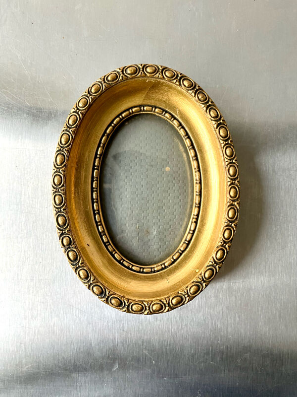 Cadre ovale antique mesures bois doré 13 cm x 9.5 Verre convexe