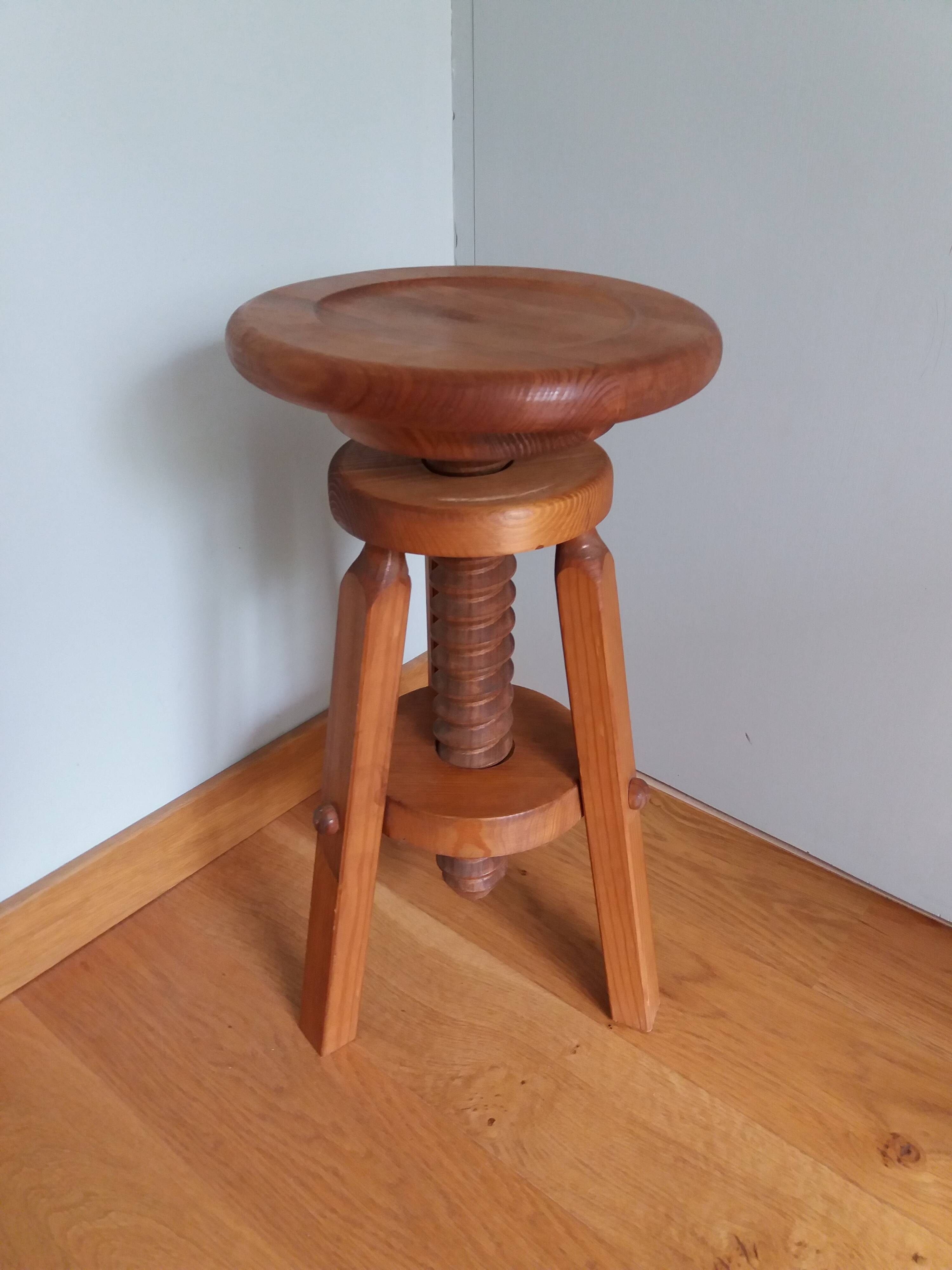Tripod screw stool