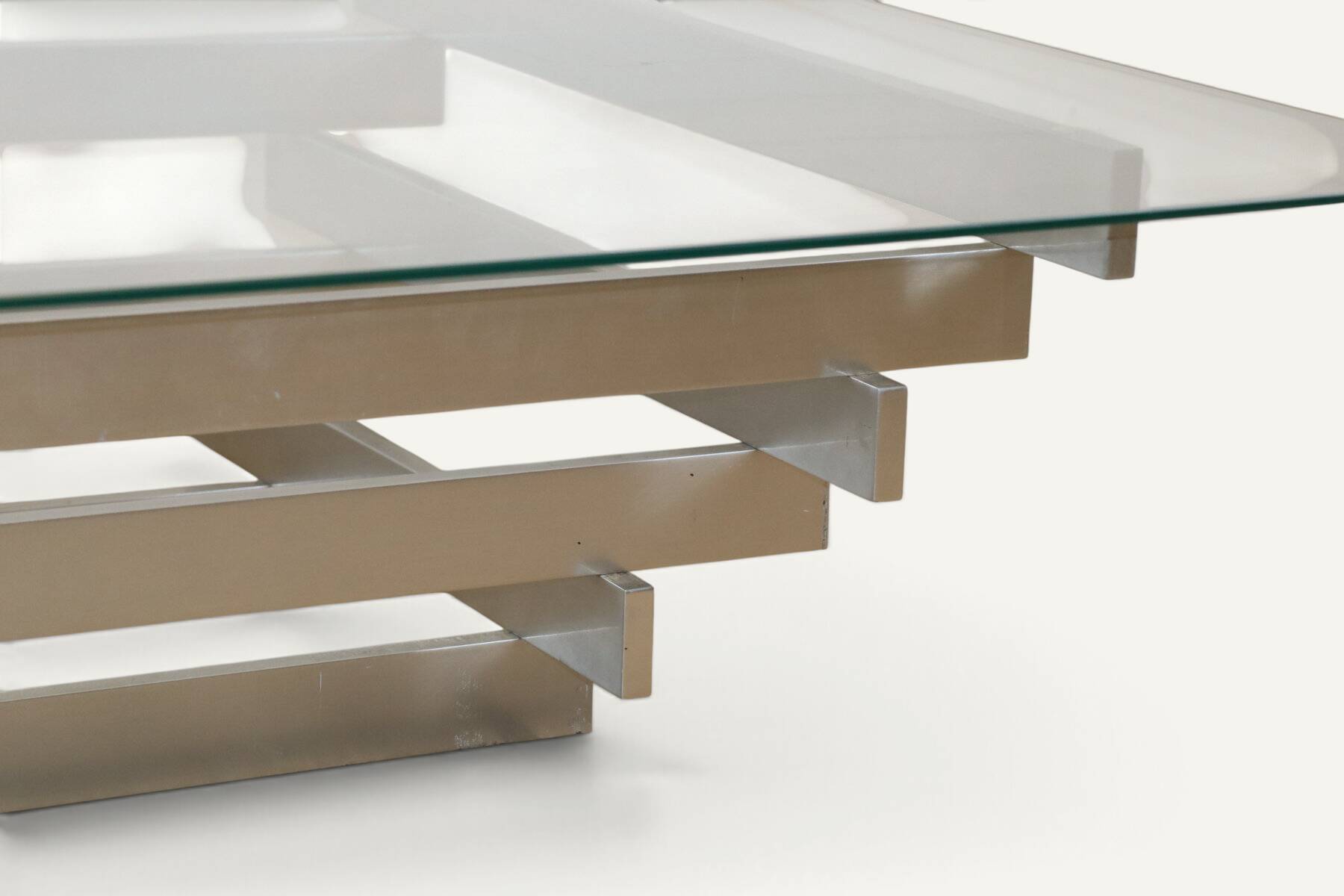 Table basse sculpturale en aluminium brossé et verre – années 1970