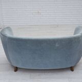 Canapé 2 places incurvé danois des années 1970, revêtement en velours bleu.