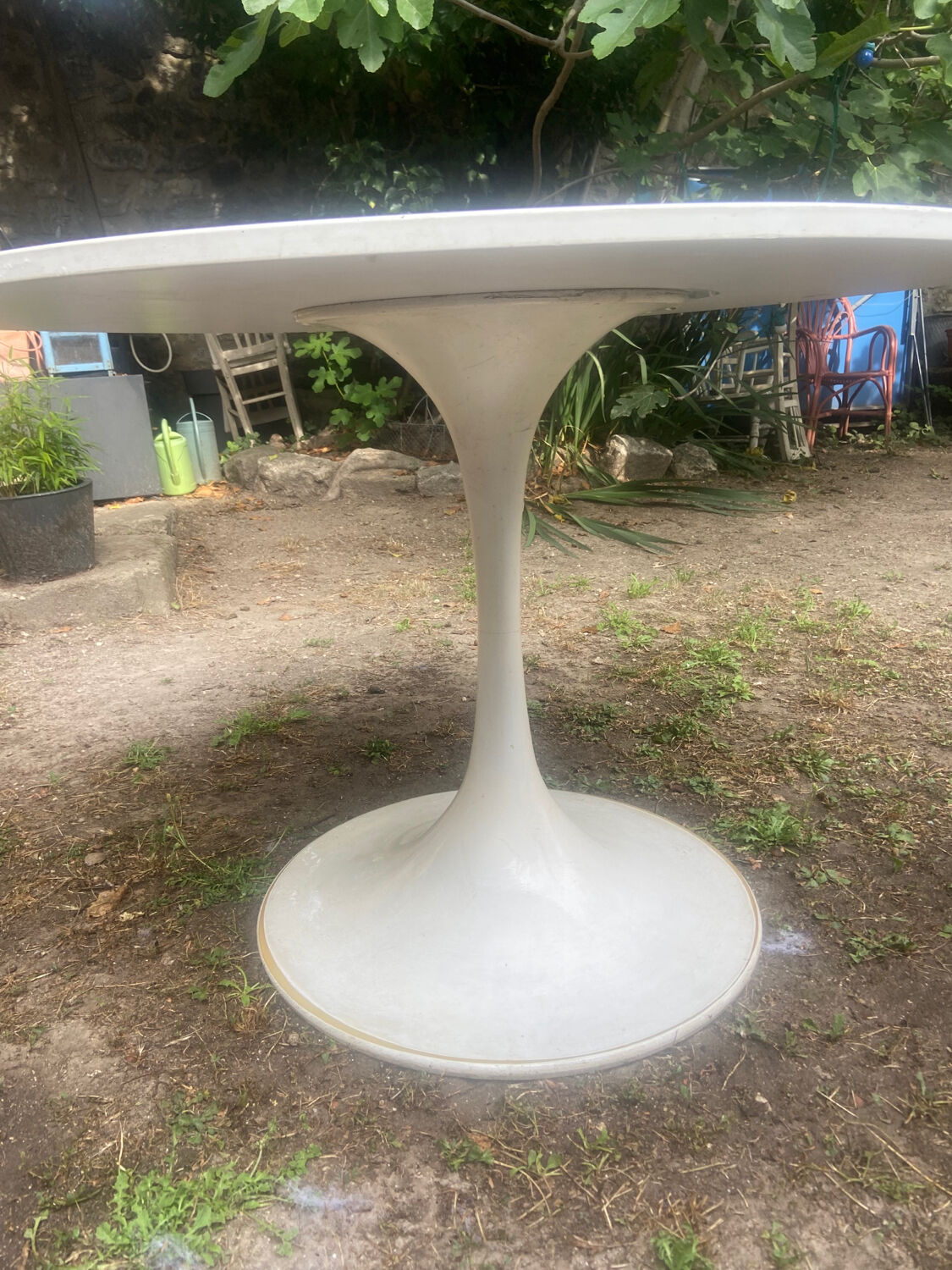 Vintage round tulip table