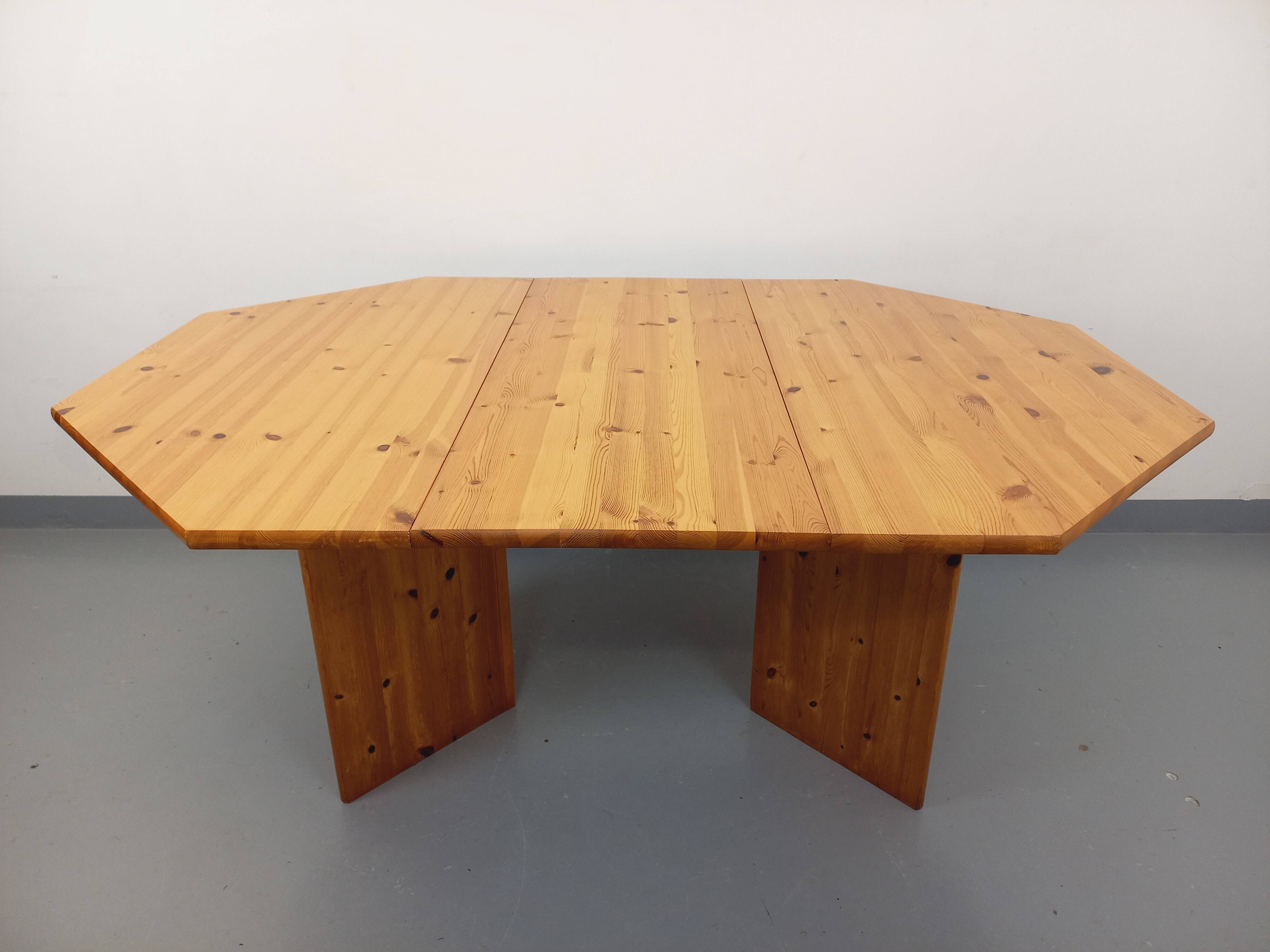Vintage octagonal dining table from the 1980s in pine with an extension.
