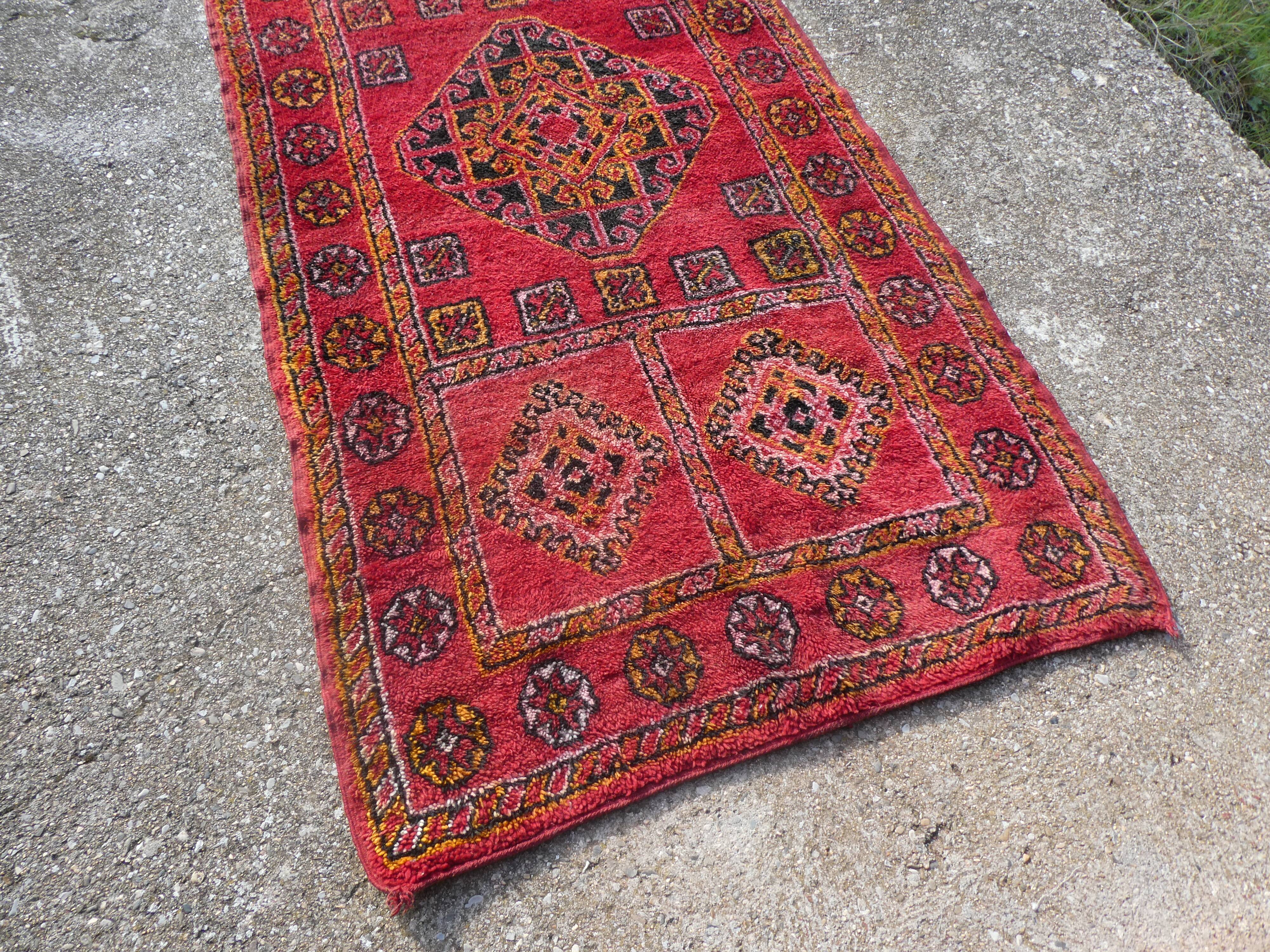 Tapis berbère marocain vintage Boujaad de Khenifra 250x120 cm