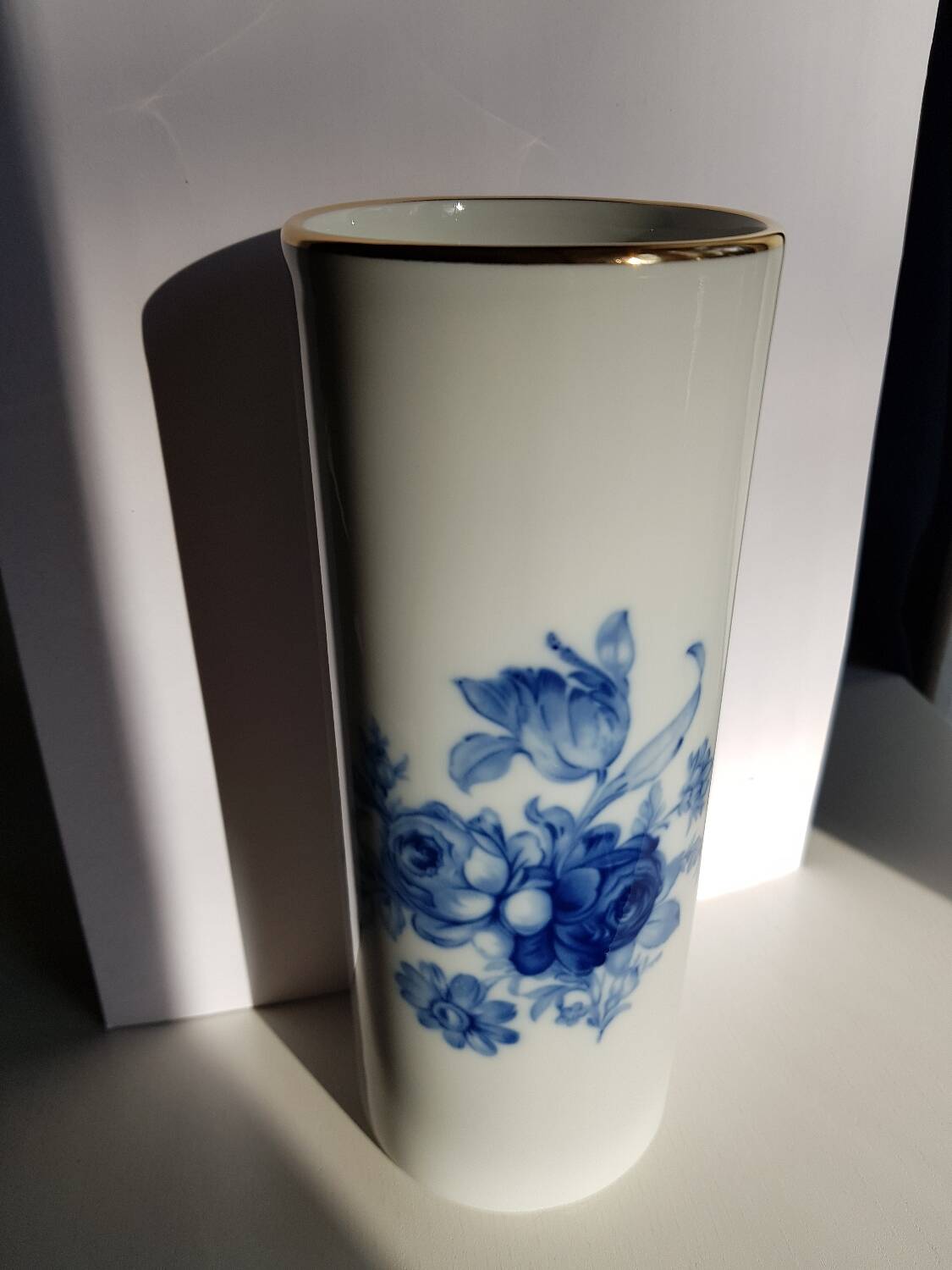 Vase en porcelaine blanche de Limoges à décor bleu et bord doré