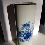 Vase en porcelaine blanche de Limoges à décor bleu et bord doré