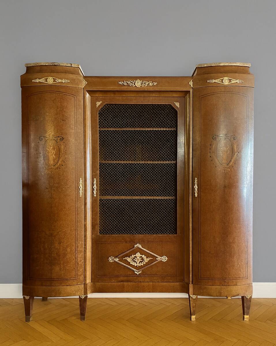 bibliothèque vitrine de style Louis XVI en marquéterie