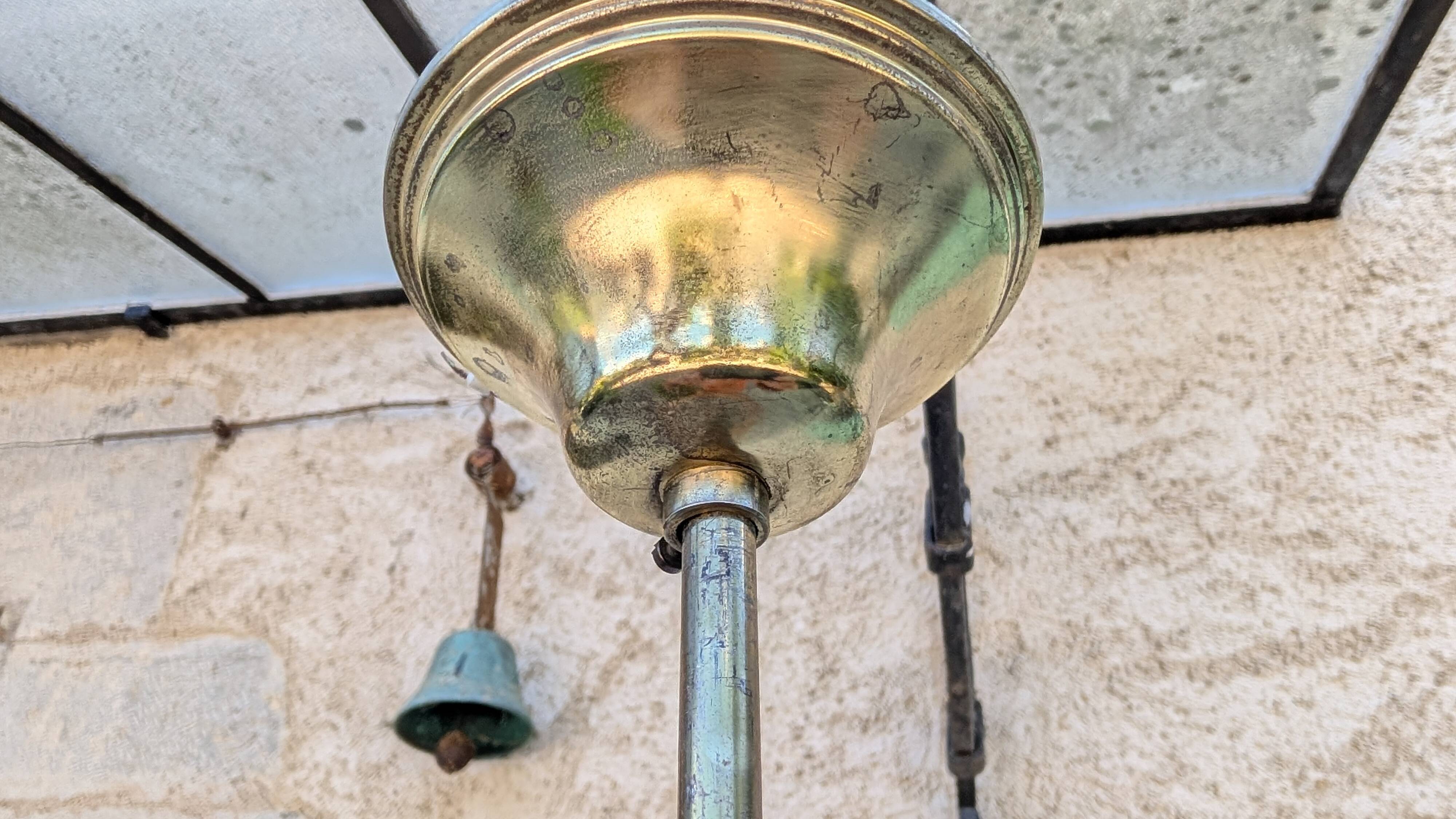 Suspension vintage rotin et verre fumé gravé – années 70