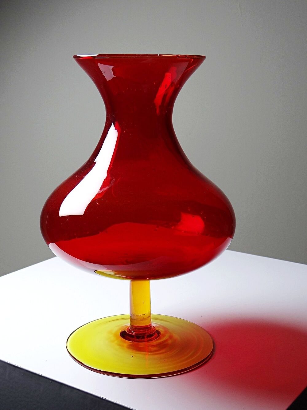 Vintage blown glass vase with "controlled" bubbles in red and yellow, 1960s-1970s.