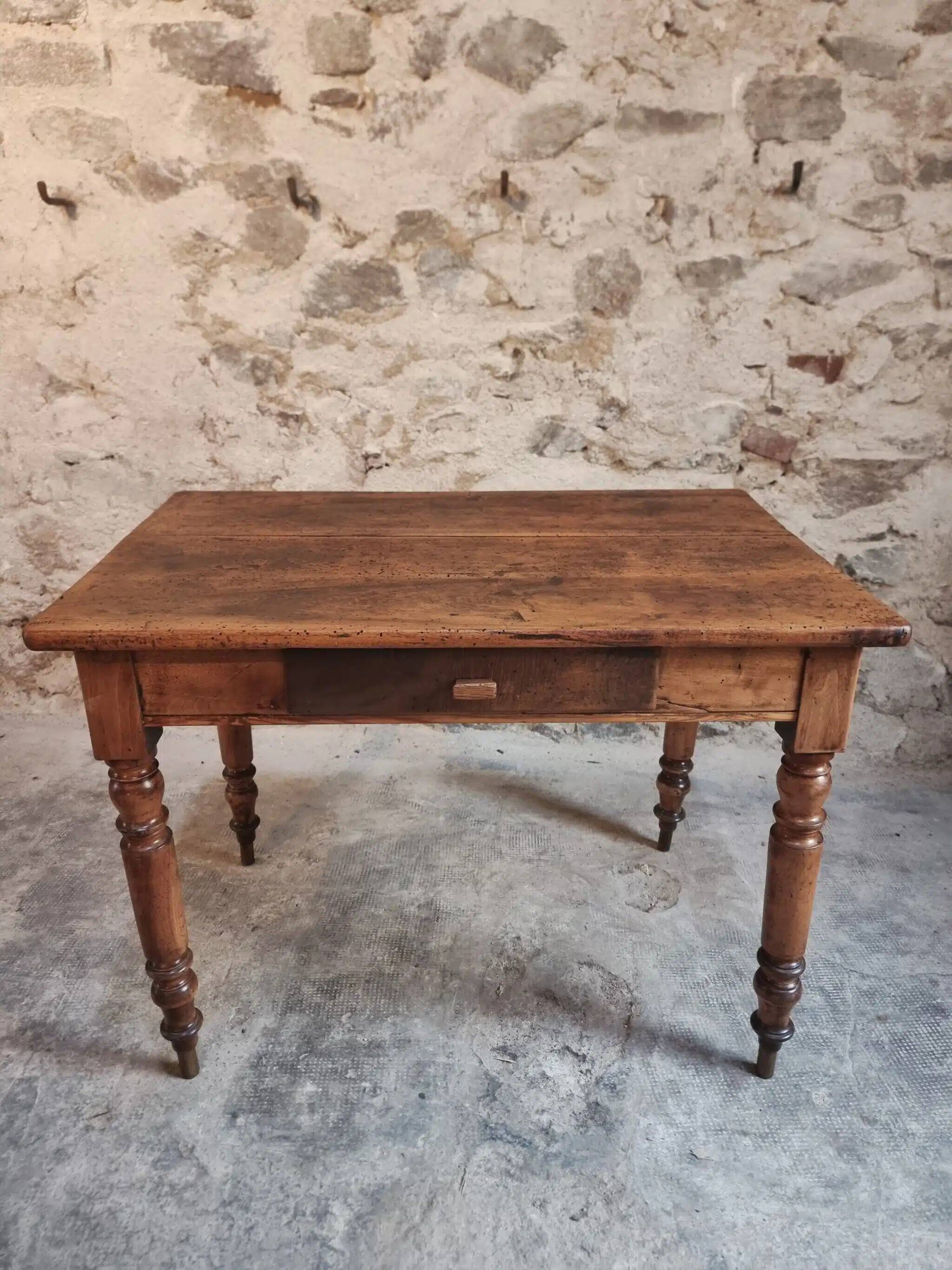 Table française ancienne en noyer – Table de cuisine ou bureau du XIXe siècle avec tiroir (100 × 64 × 74 cm)