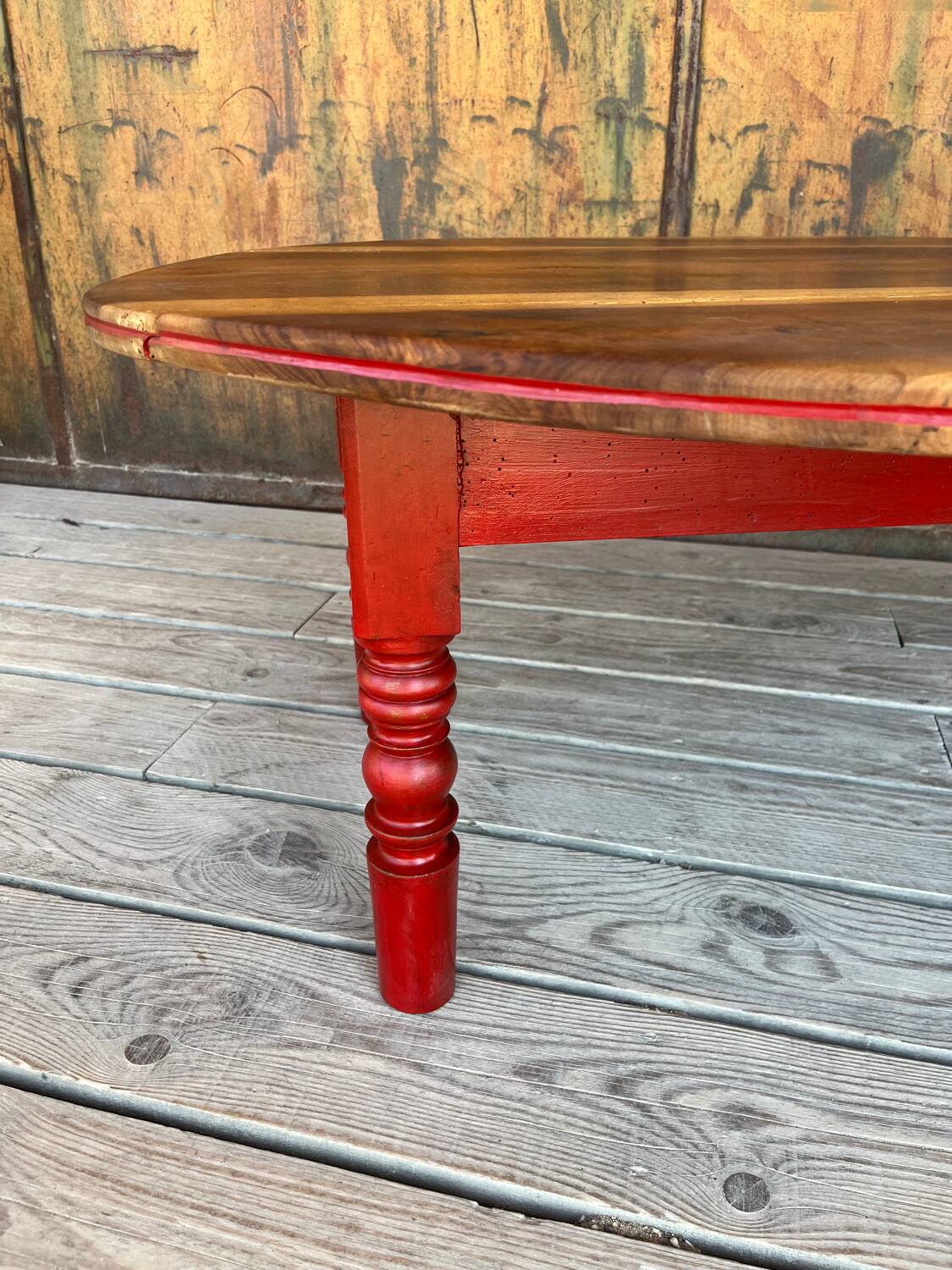 Oval coffee table in wood and red
