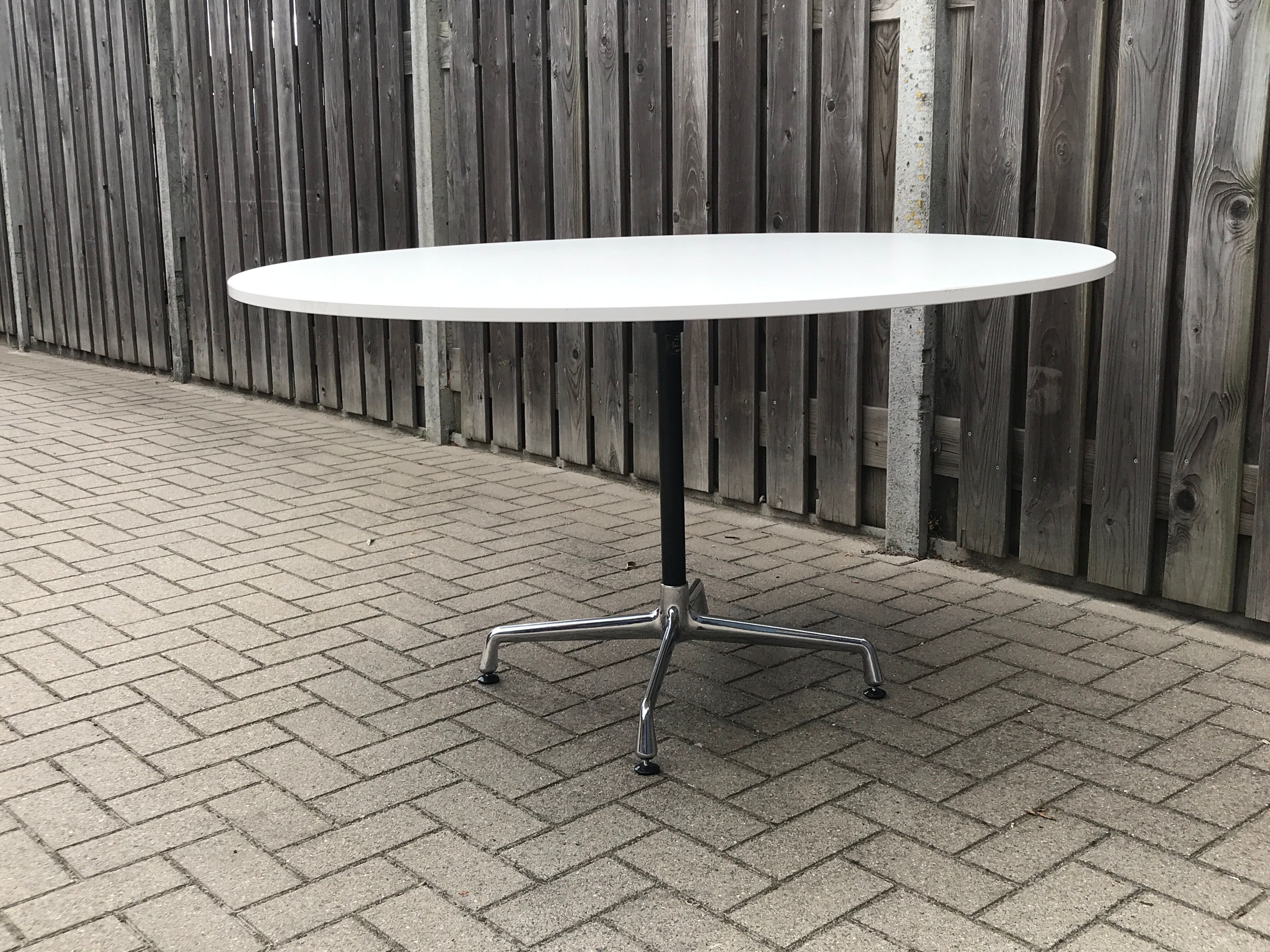 Round dining table by Charles & Ray Eames for Vitra 1980