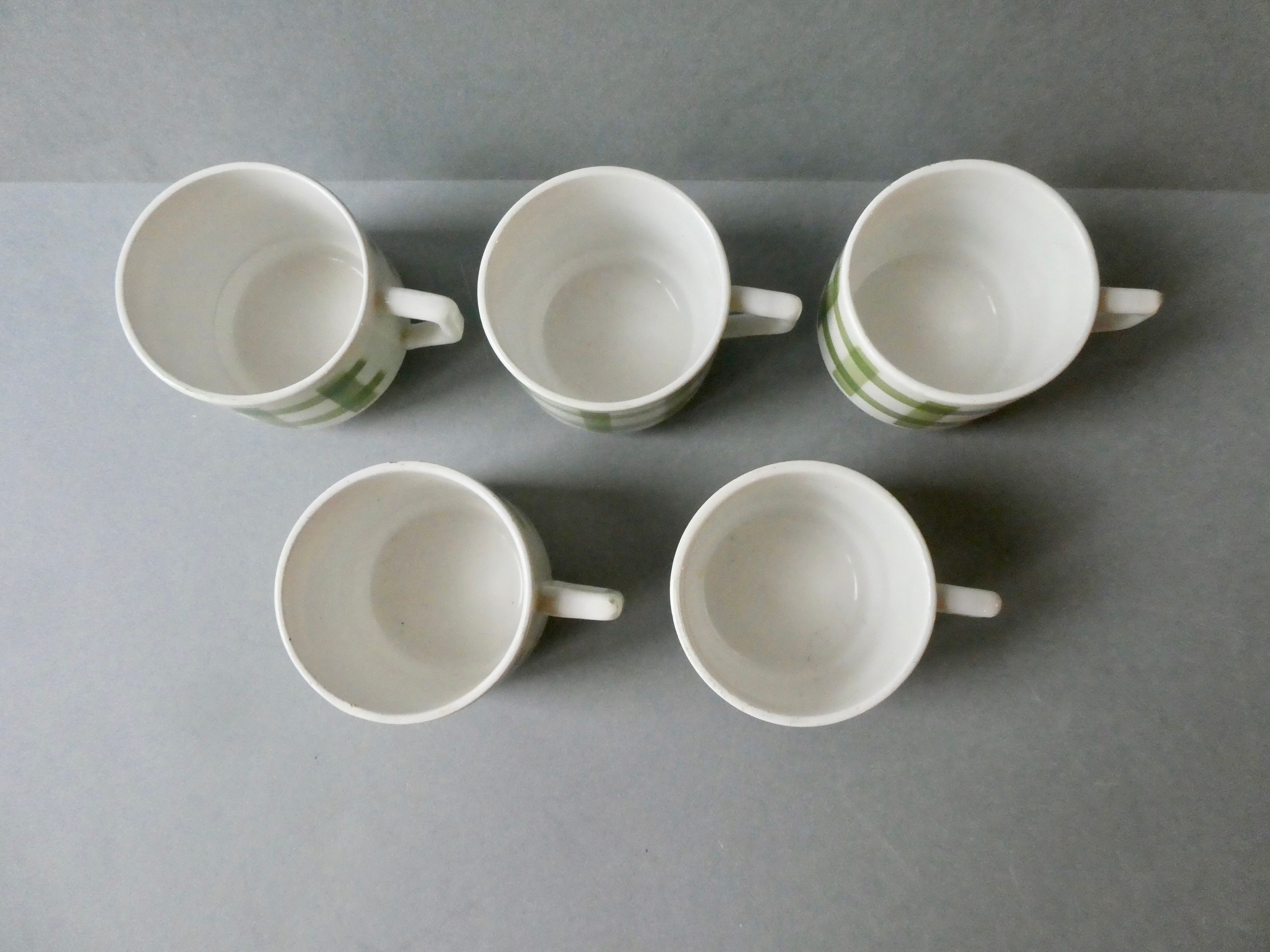 Lot de 5 tasses à café, décor torchon vert, années 70