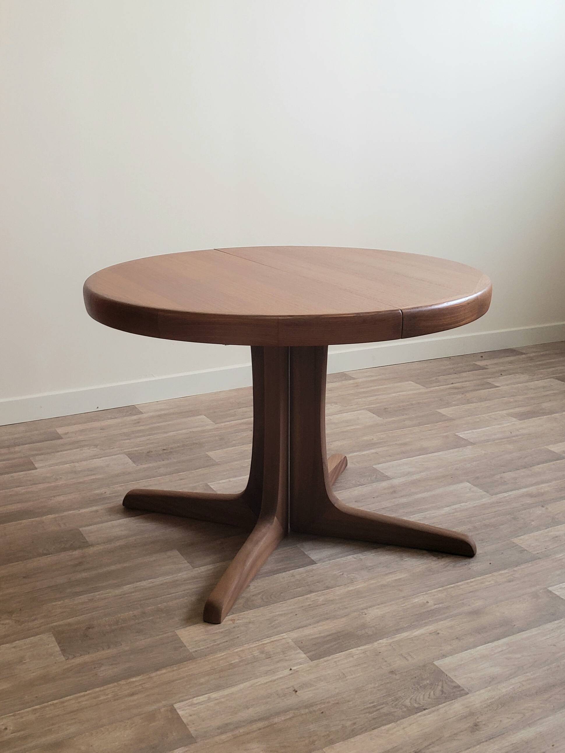 Baumann extendable round table