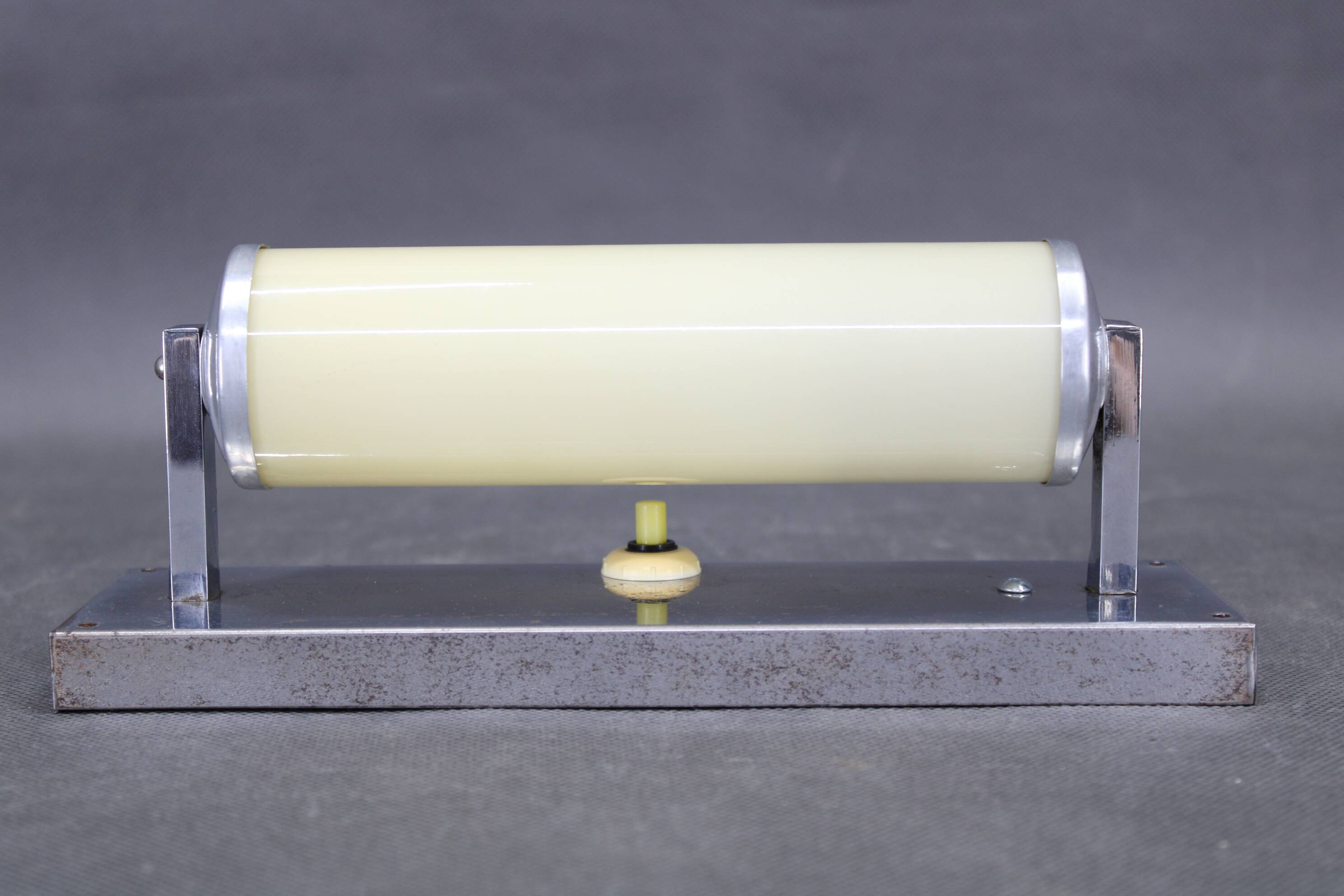 Applique murale tubulaire chromée de style Bauhaus des années 1930, abat-jour en verre crème, Tchécoslovaquie, ESČ