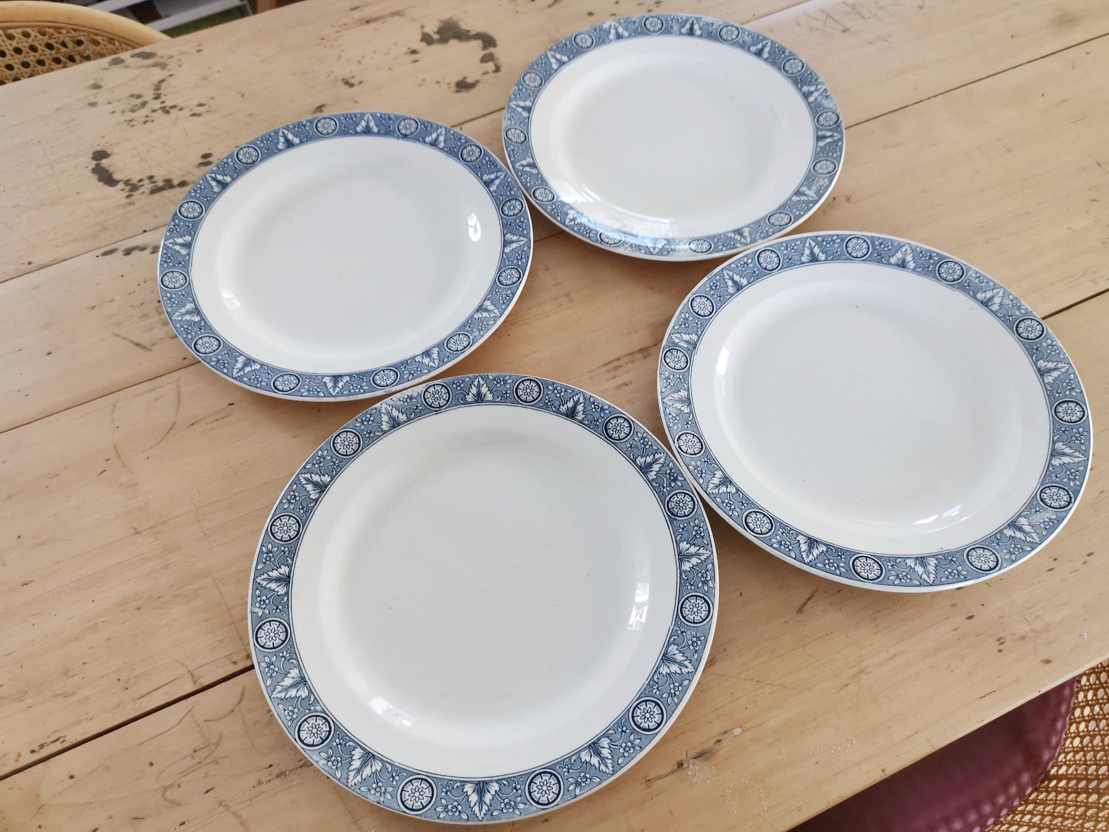 Set of 4 Vintage iron earth flat plates, old crockery