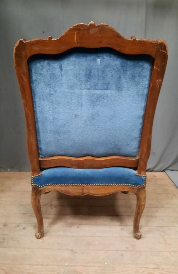 Fauteuil regence en chêne  et velour bleu