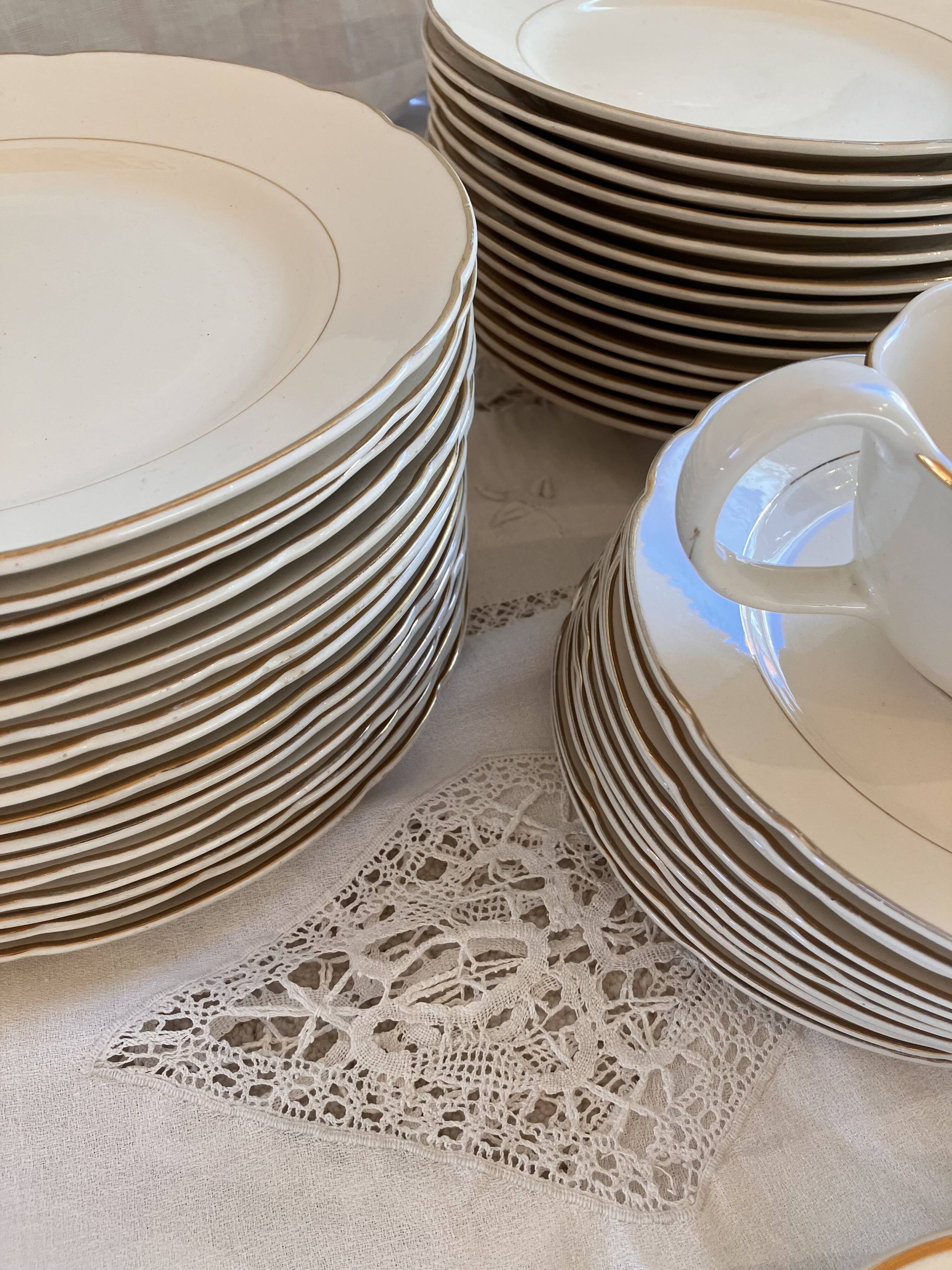 Service of 53 pieces of plates and dishes by Villeroy & Boch in cream and gold, model Saar.