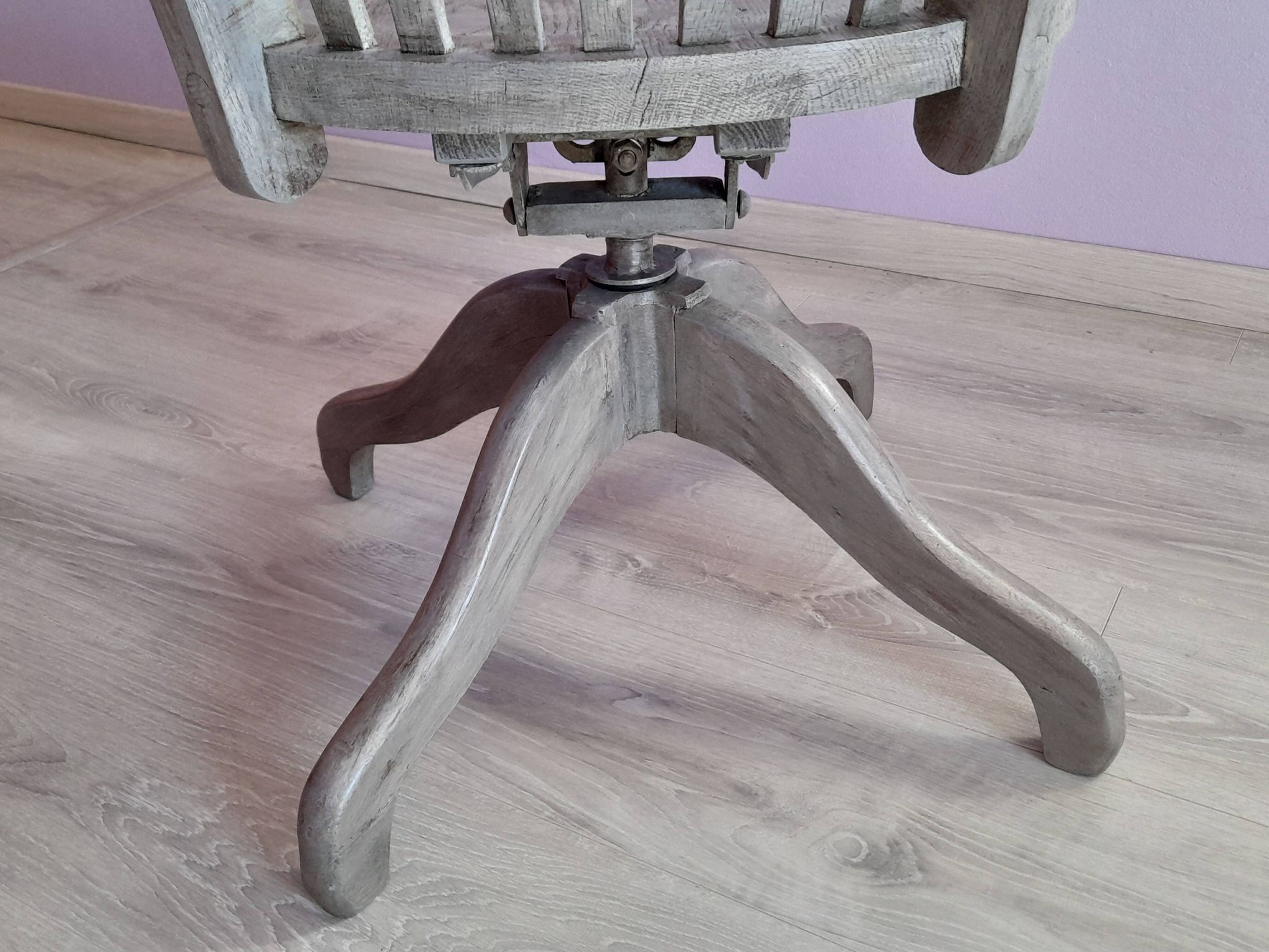Fauteuil de bureau pivotant en bois laqué gris