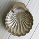 grand plat en métal argenté en forme de coquillage