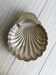 grand plat en métal argenté en forme de coquillage