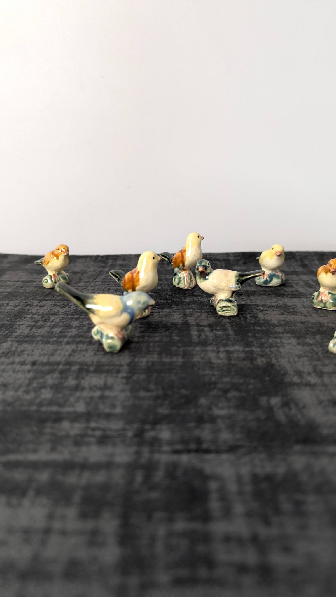 11 oiseaux miniatures en céramique émaillée polychrome