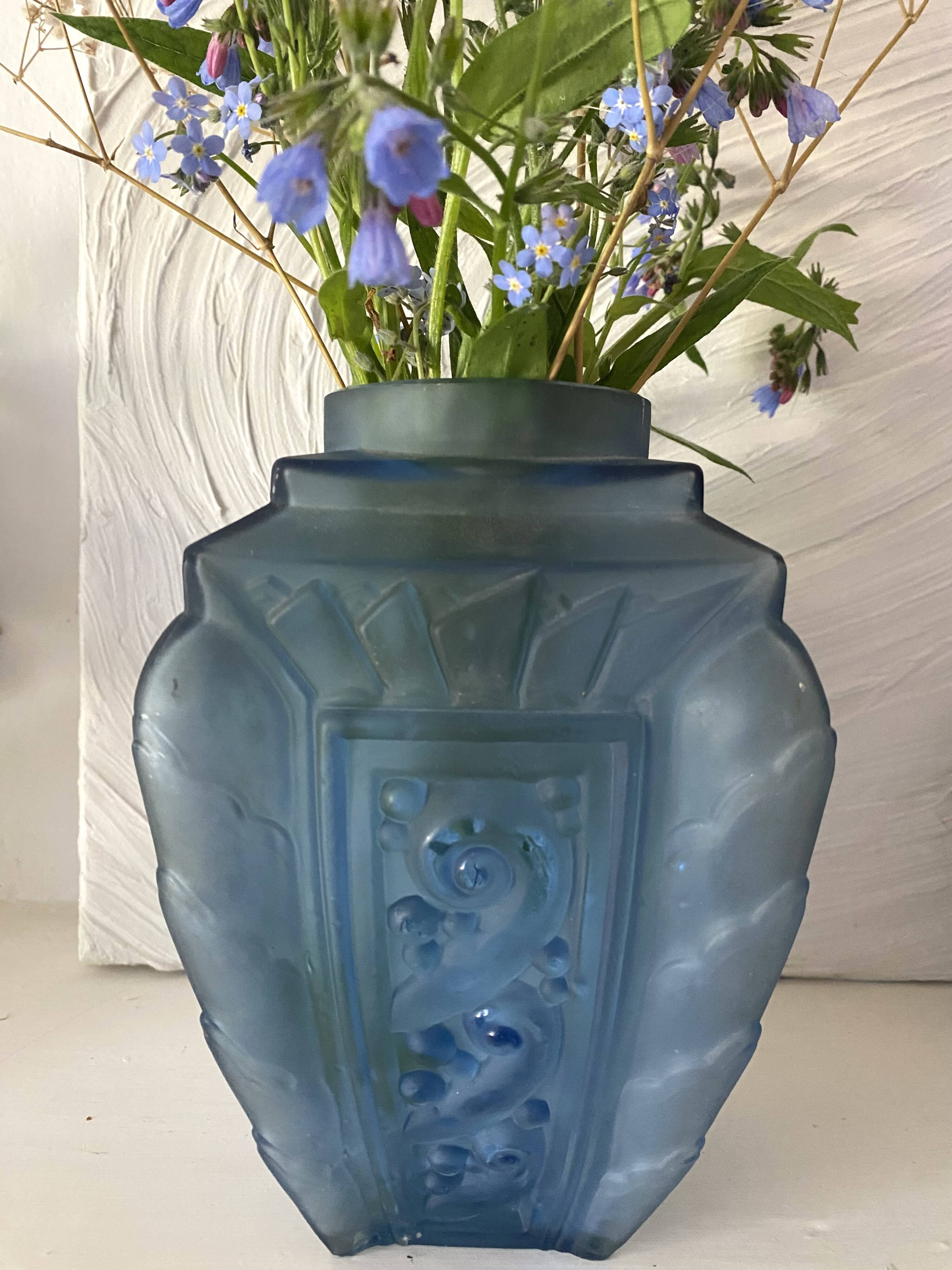 Art Deco vase in blue frosted glass 19 cm