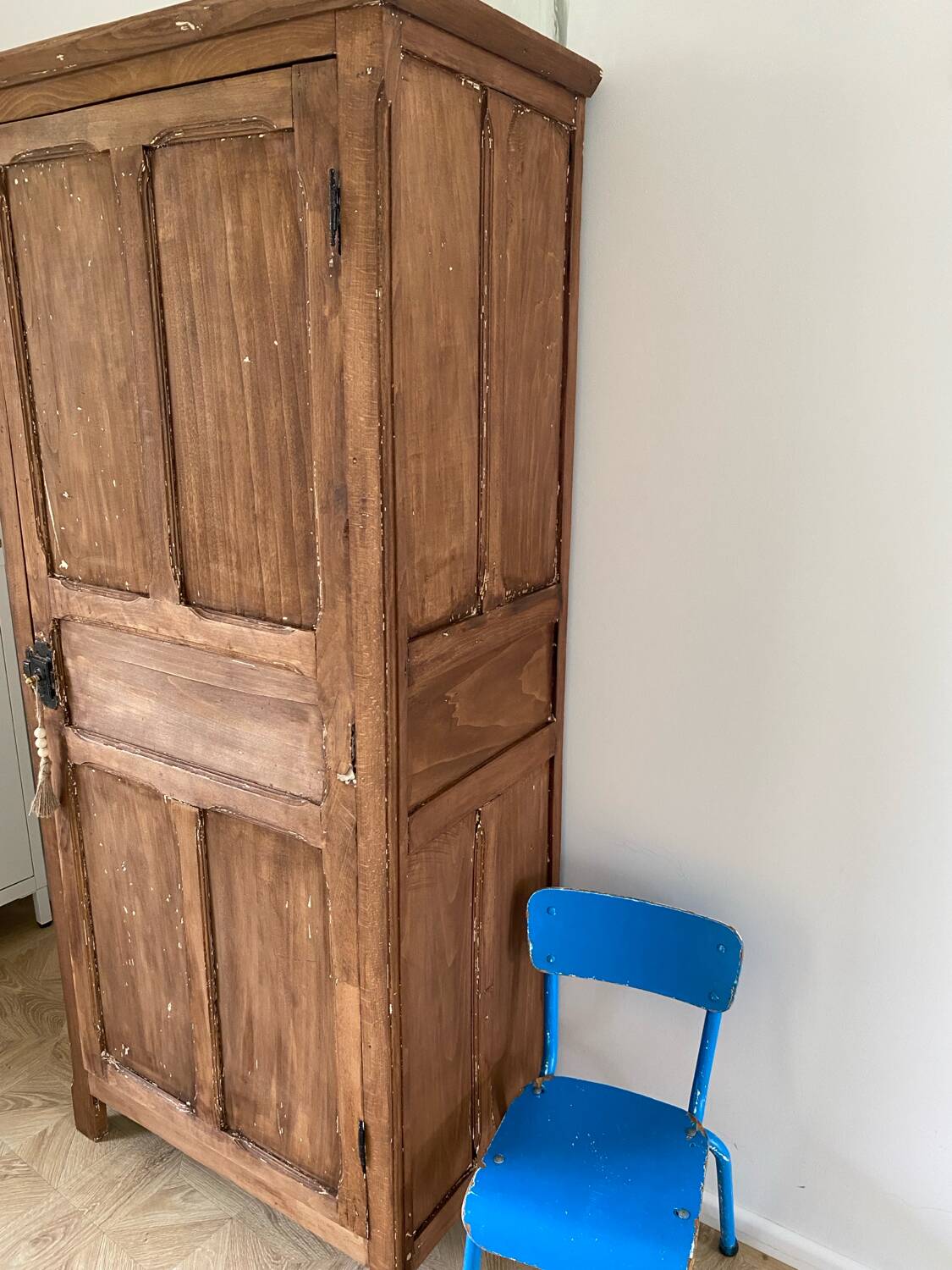 1-door wooden wardrobe