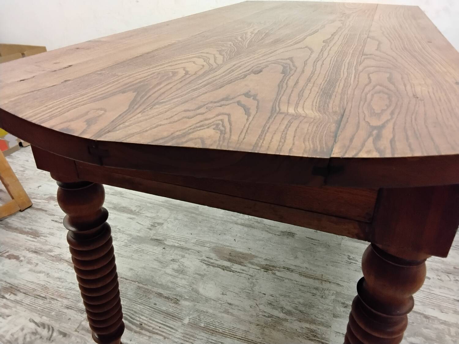 Drop-leaf table