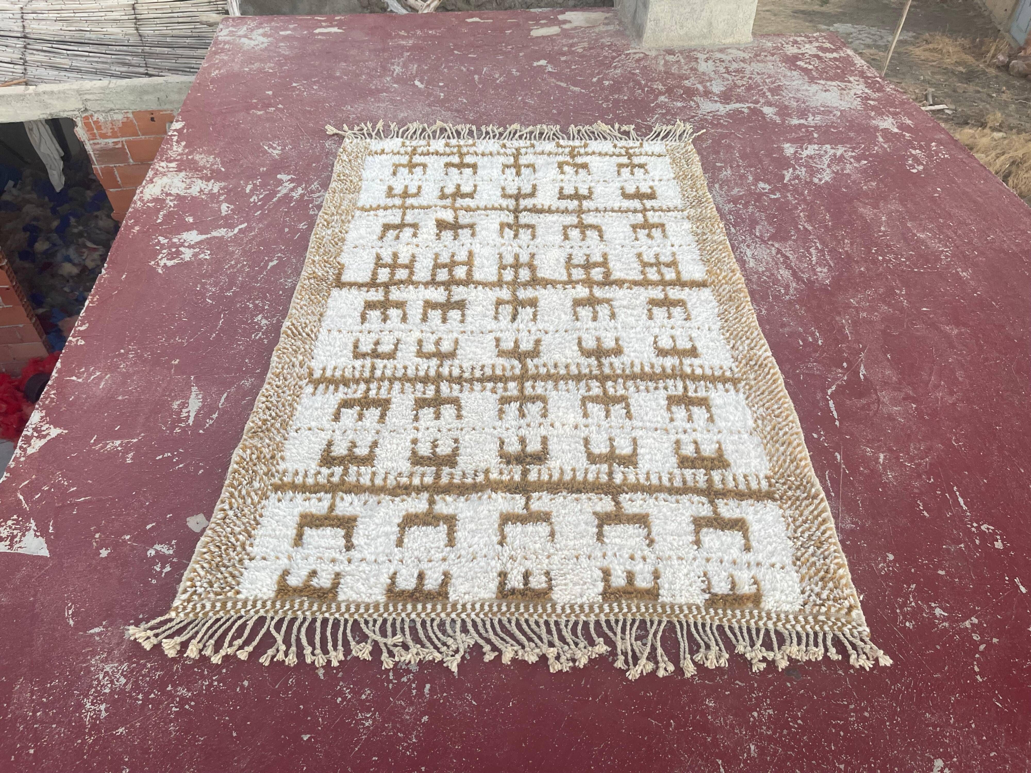 Moroccan Berber rug in cream and camel 250x200 cm – geometric patterns