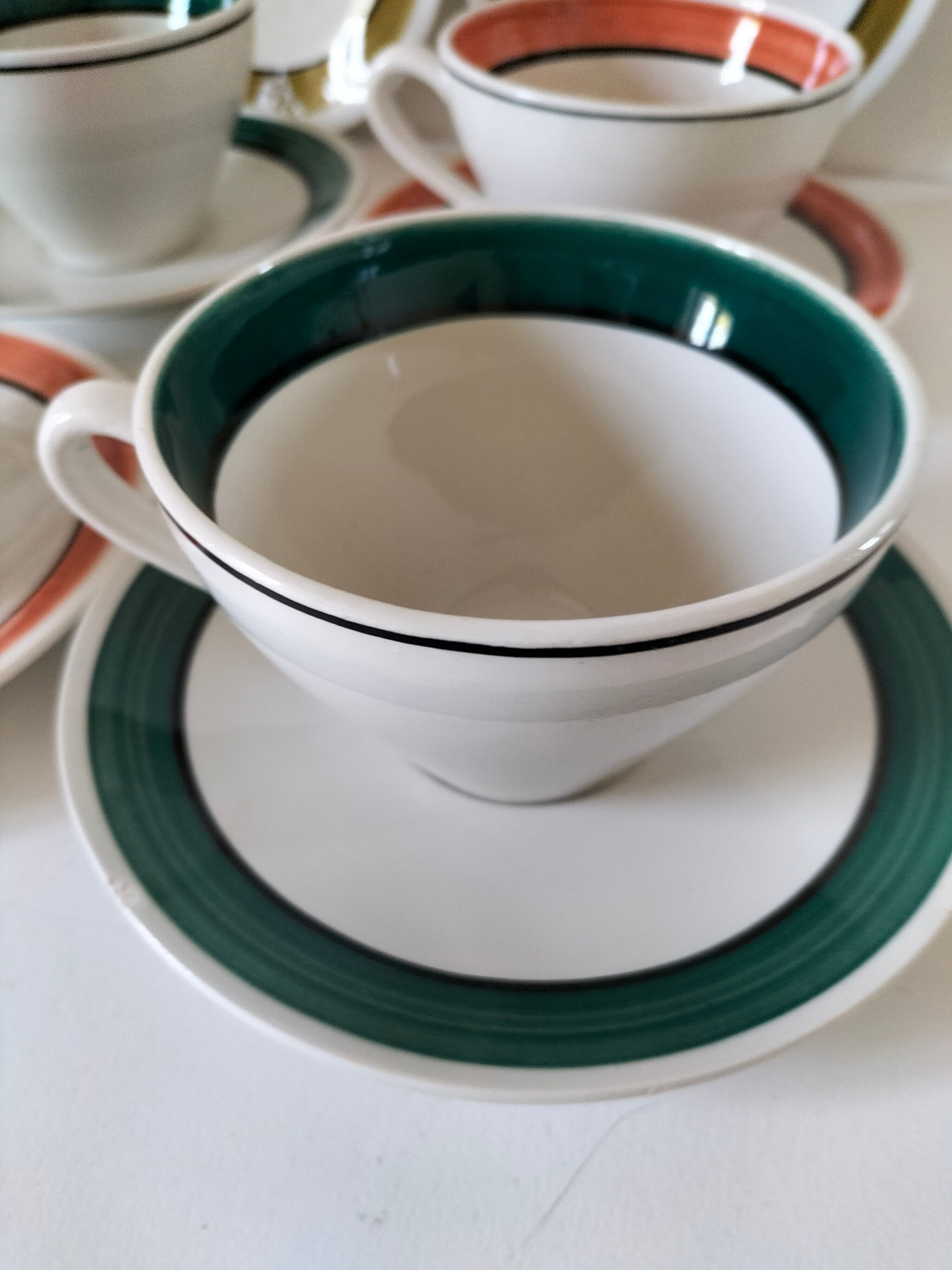 Ensemble de 4 grandes tasses vintage et 6 sous-tasses graphiques