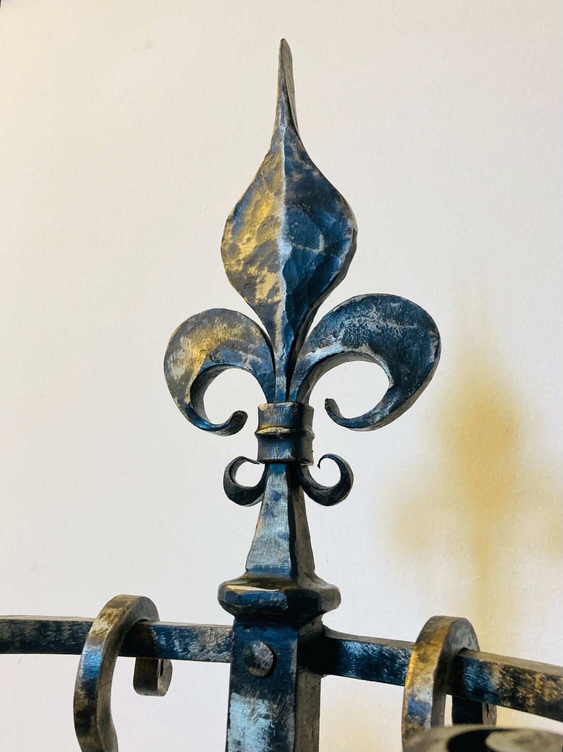 Accessoires de cheminée époque milieu XXe en fer forgé fleur de LYS