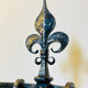 Accessoires de cheminée époque milieu XXe en fer forgé fleur de LYS